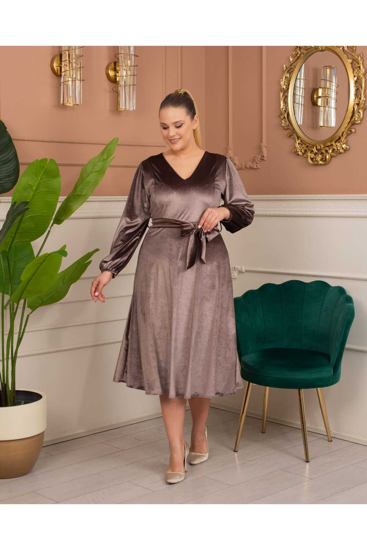 V Yaka Kloş Midi Boy Kadife Elbise