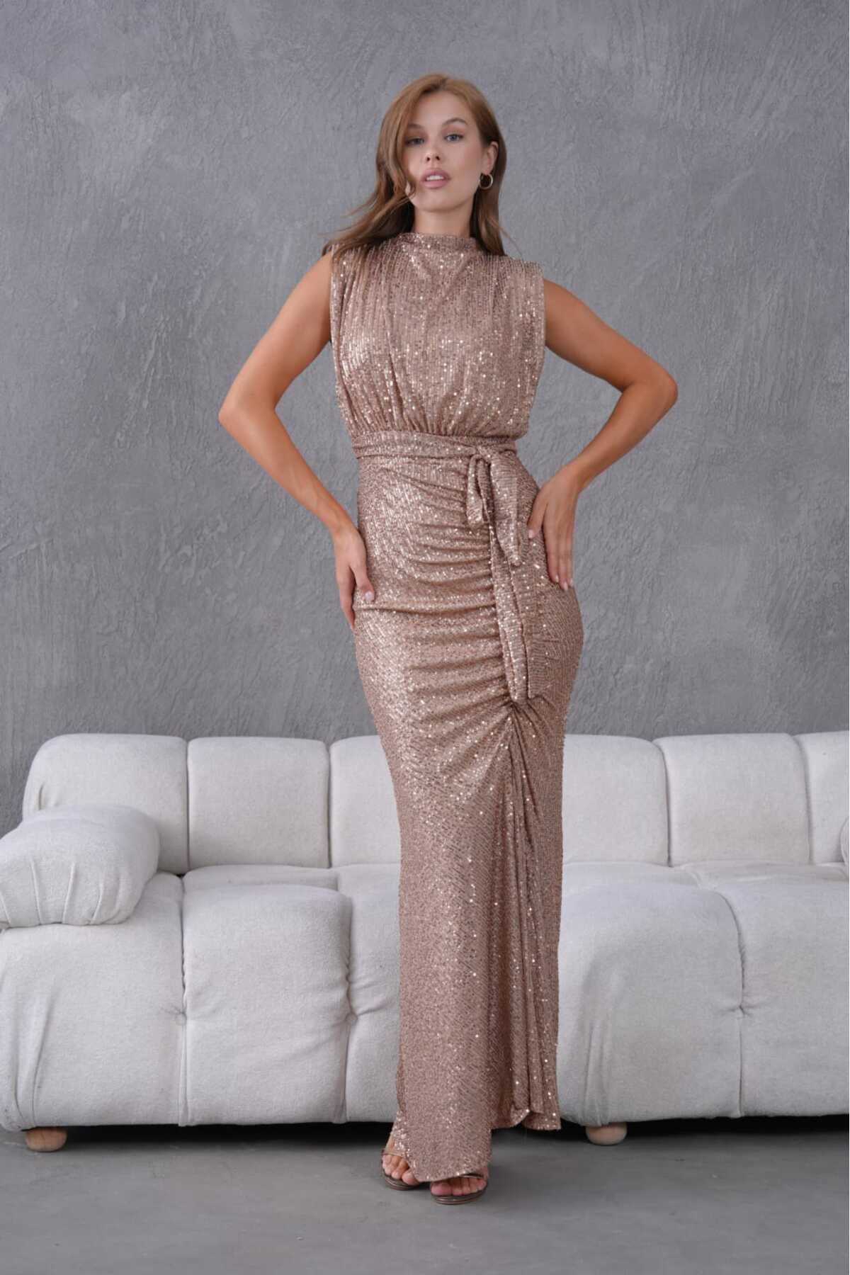 Dik Yaka Yırtmaçlı Kuşaklı Pulpayetli Abiye Elbise