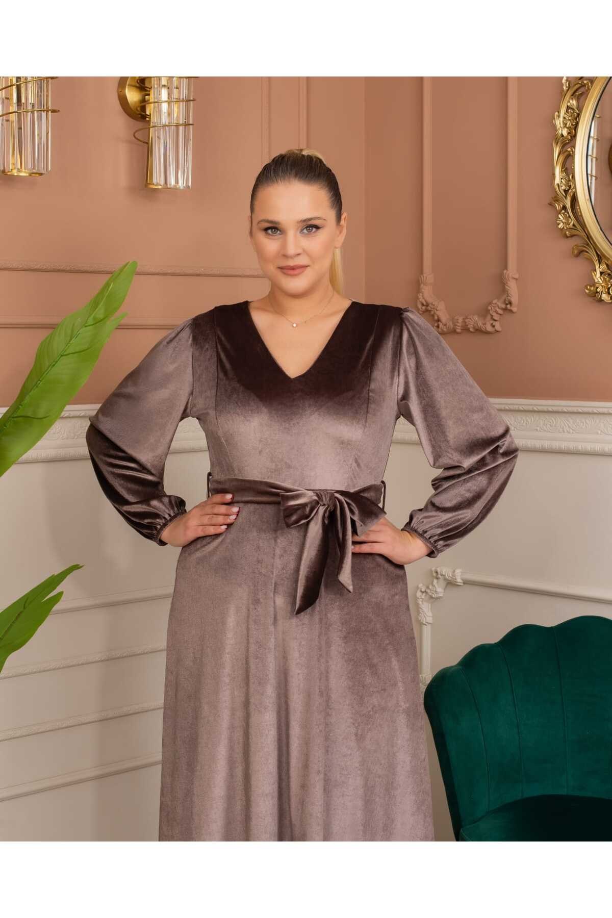 V Yaka Kloş Midi Boy Kadife Elbise