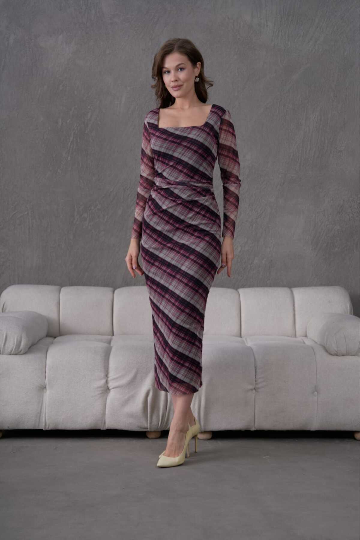 Kare Yaka Likralı Tül Astarlı Elbise