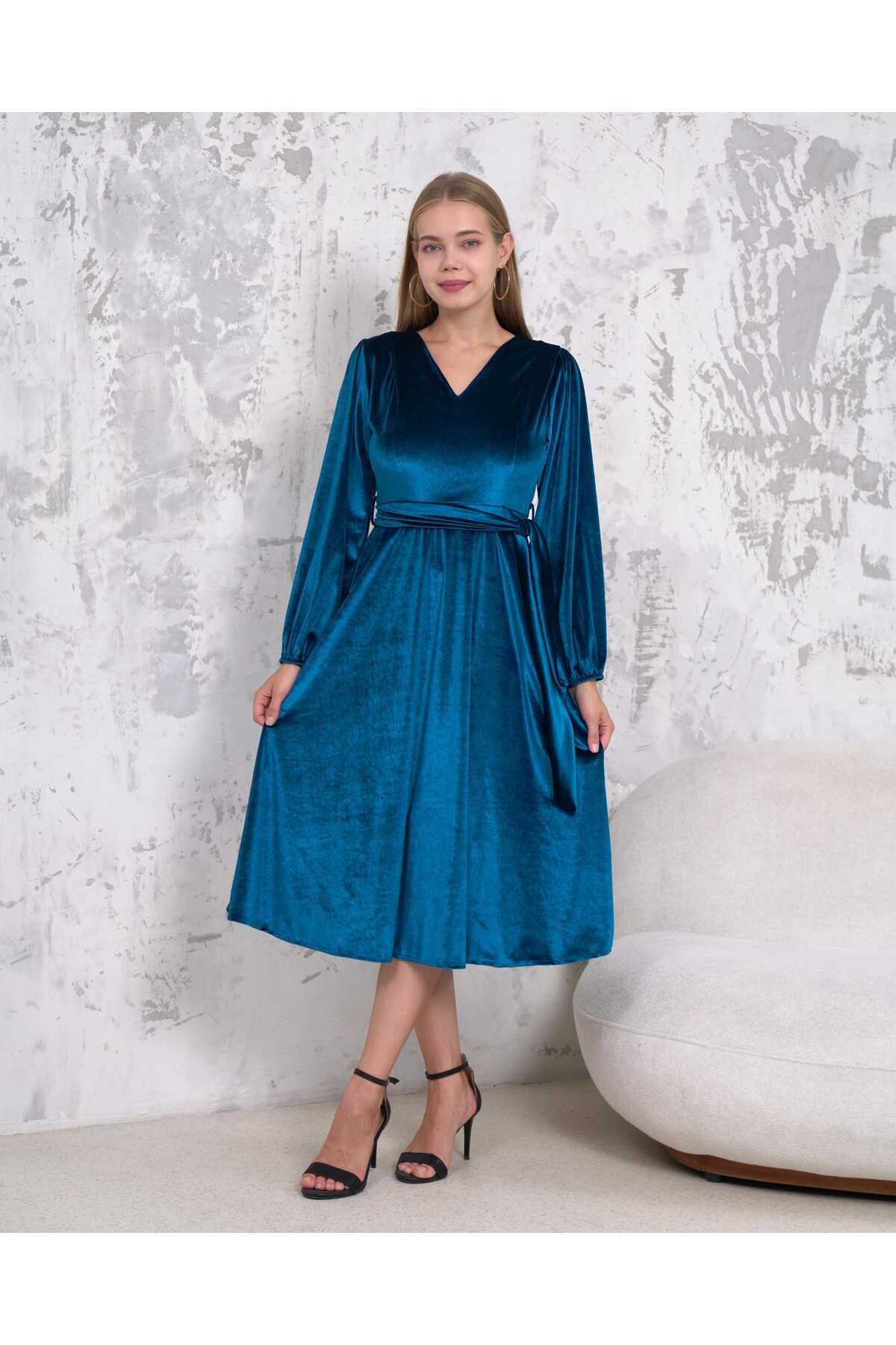 V Yaka Kloş Midi Boy Kadife Elbise