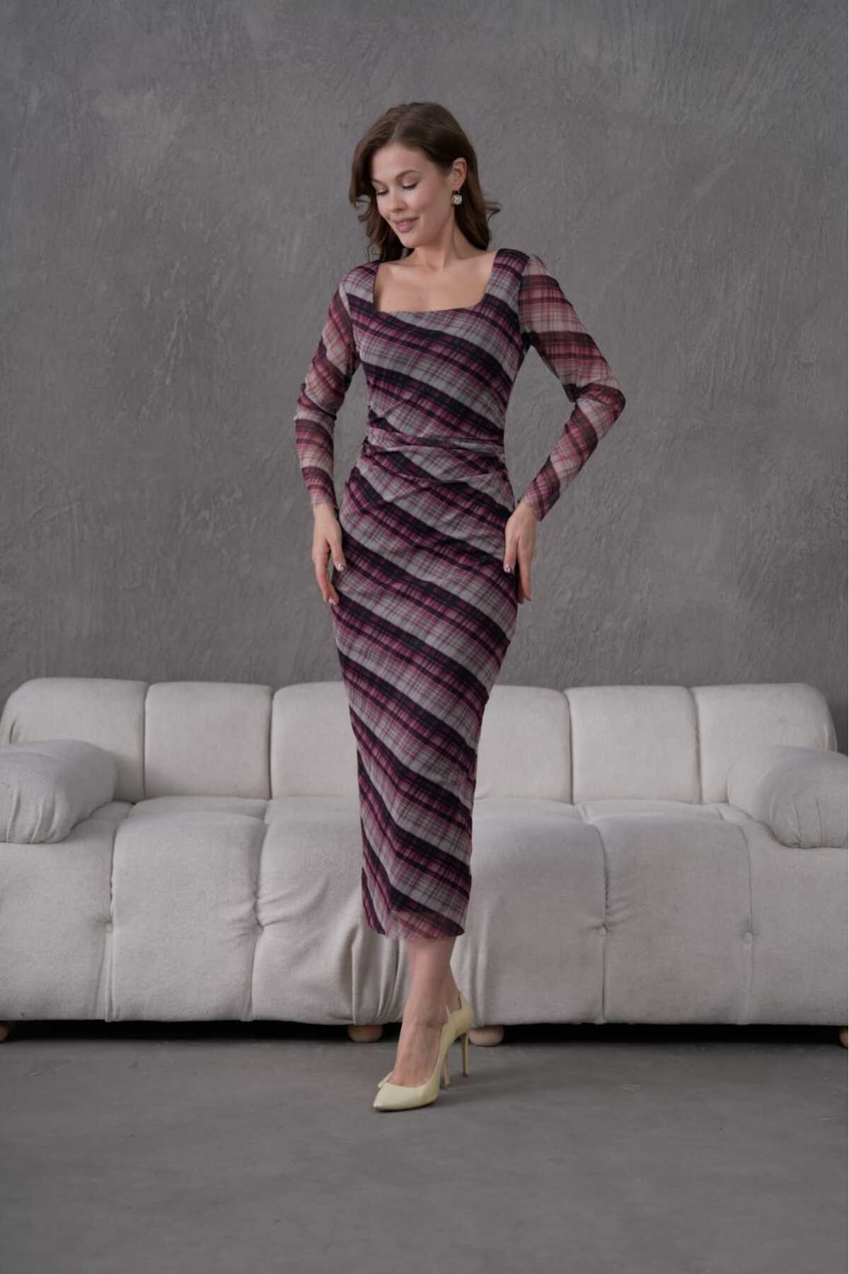 Kare Yaka Likralı Tül Astarlı Elbise