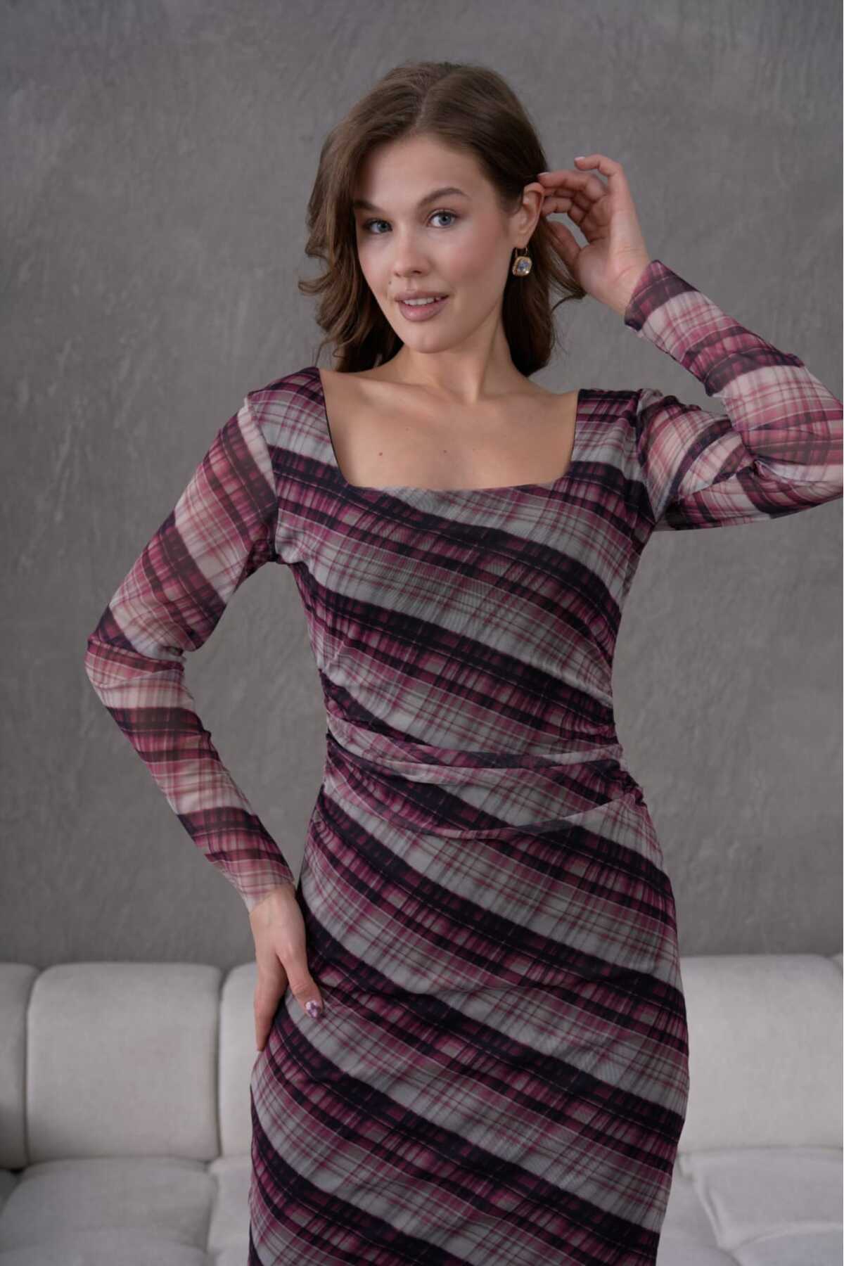 Kare Yaka Likralı Tül Astarlı Elbise