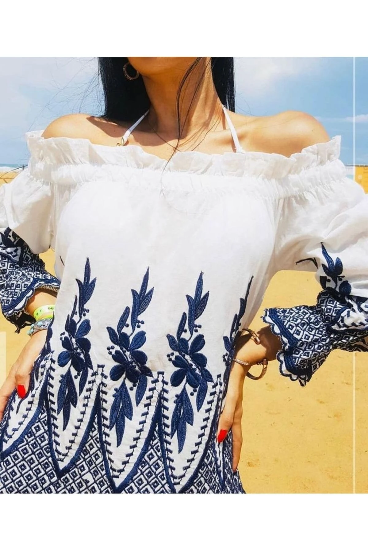 Nakışlı Madonna Yaka Bluz