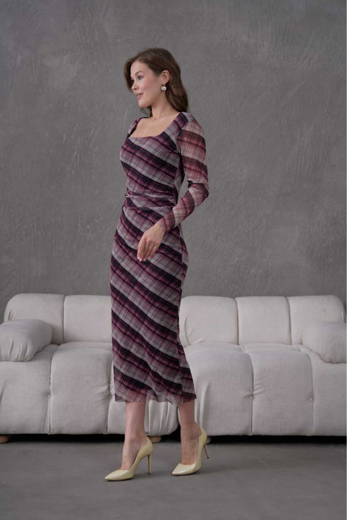 Kare Yaka Likralı Tül Astarlı Elbise