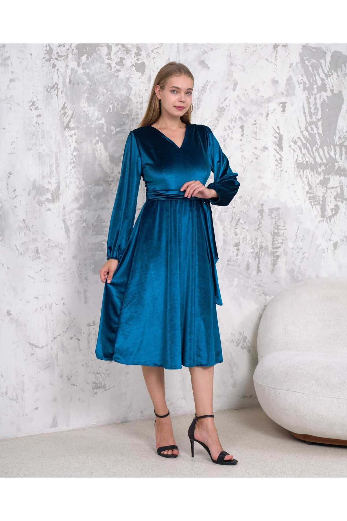 V Yaka Kloş Midi Boy Kadife Elbise
