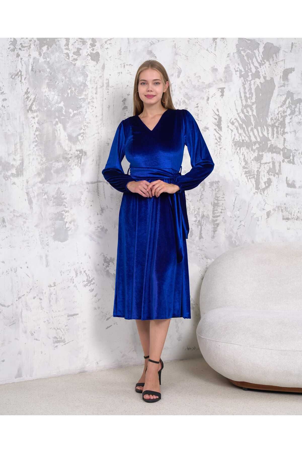 V Yaka Kloş Midi Boy Kadife Elbise