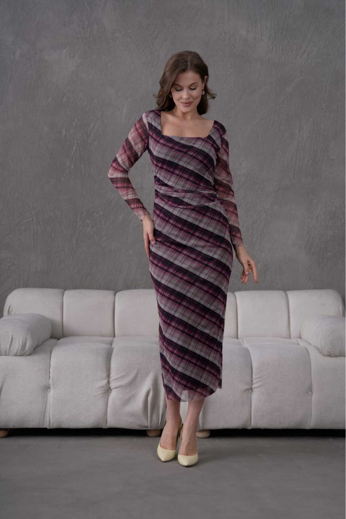 Kare Yaka Likralı Tül Astarlı Elbise