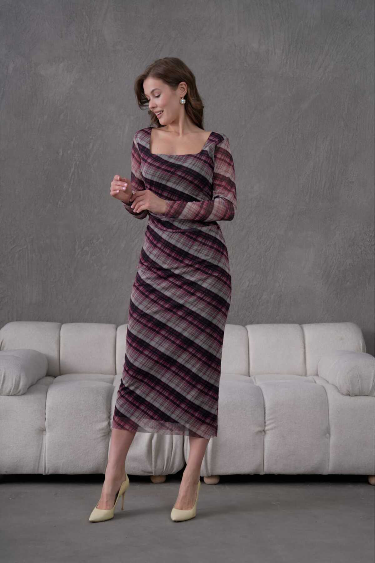 Kare Yaka Likralı Tül Astarlı Elbise