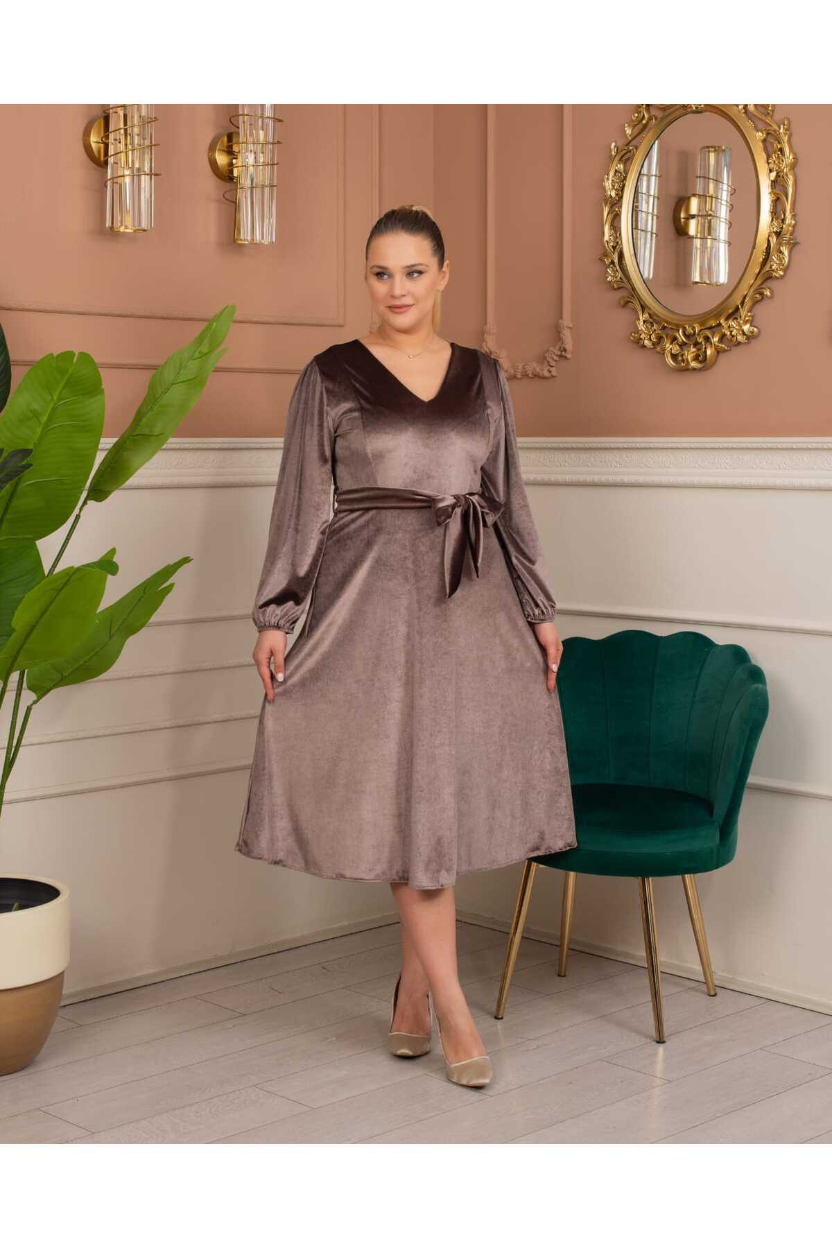 V Yaka Kloş Midi Boy Kadife Elbise