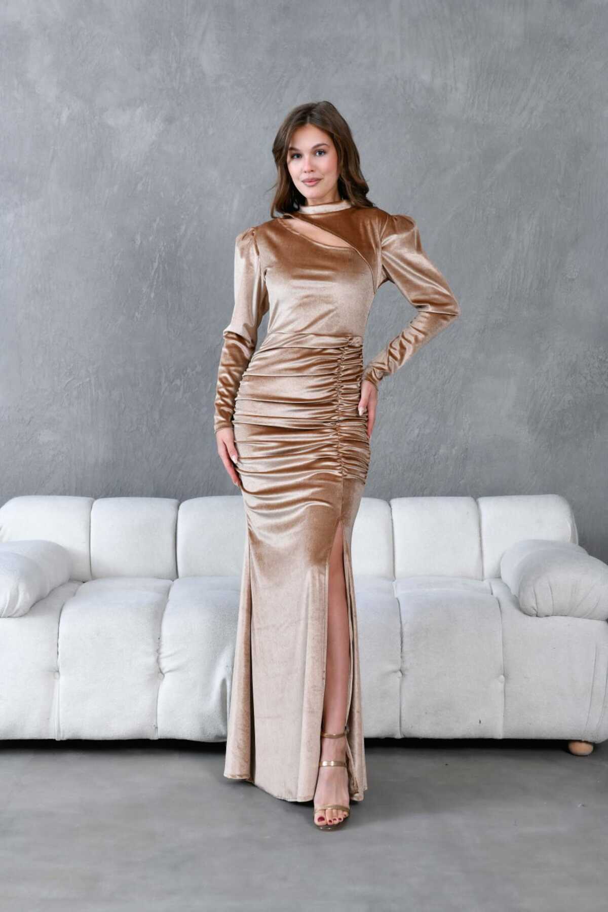 Yaka Dekolteli Kadife Abiye Elbise