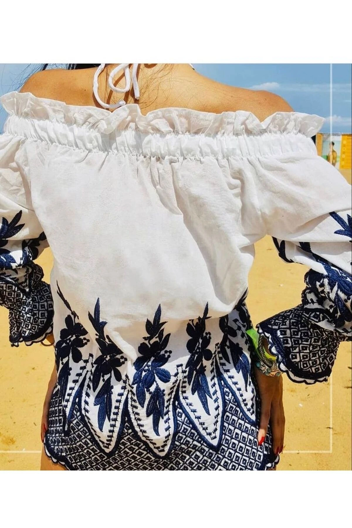 Nakışlı Madonna Yaka Bluz