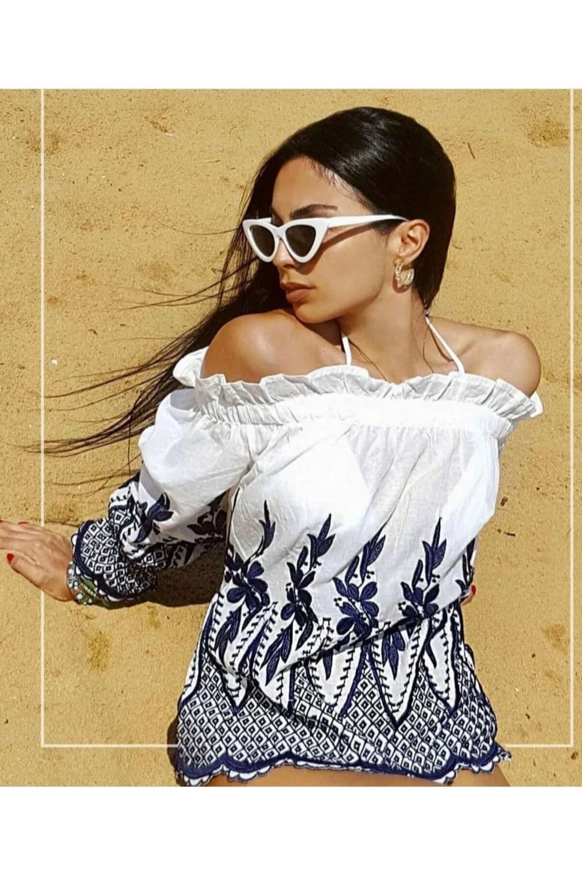 Nakışlı Madonna Yaka Bluz