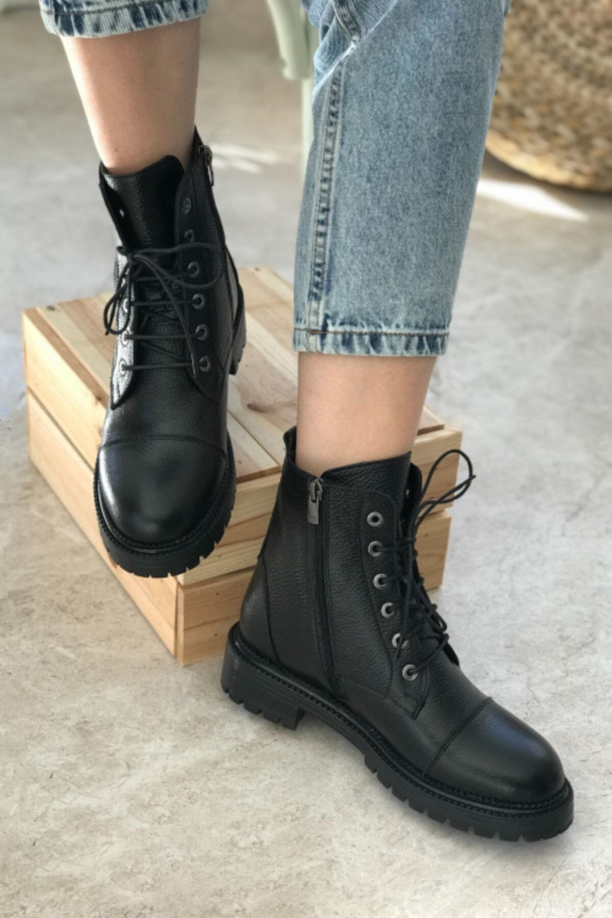 Kadın Siyah Hakiki Deri Bağcıklı Bot & Bootie
