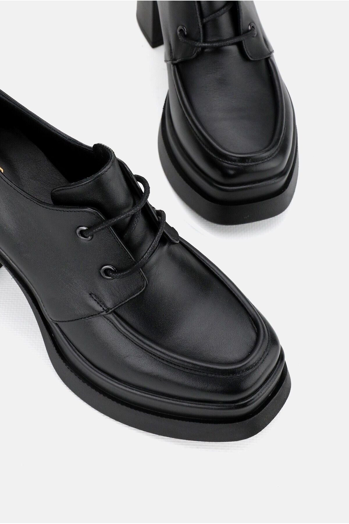 KADIN SİYAH HAKİKİ DOĞAL DERİ YÜKSEK TOPUKLU PLATFORMLU BAĞCIKLI AYAKKABI