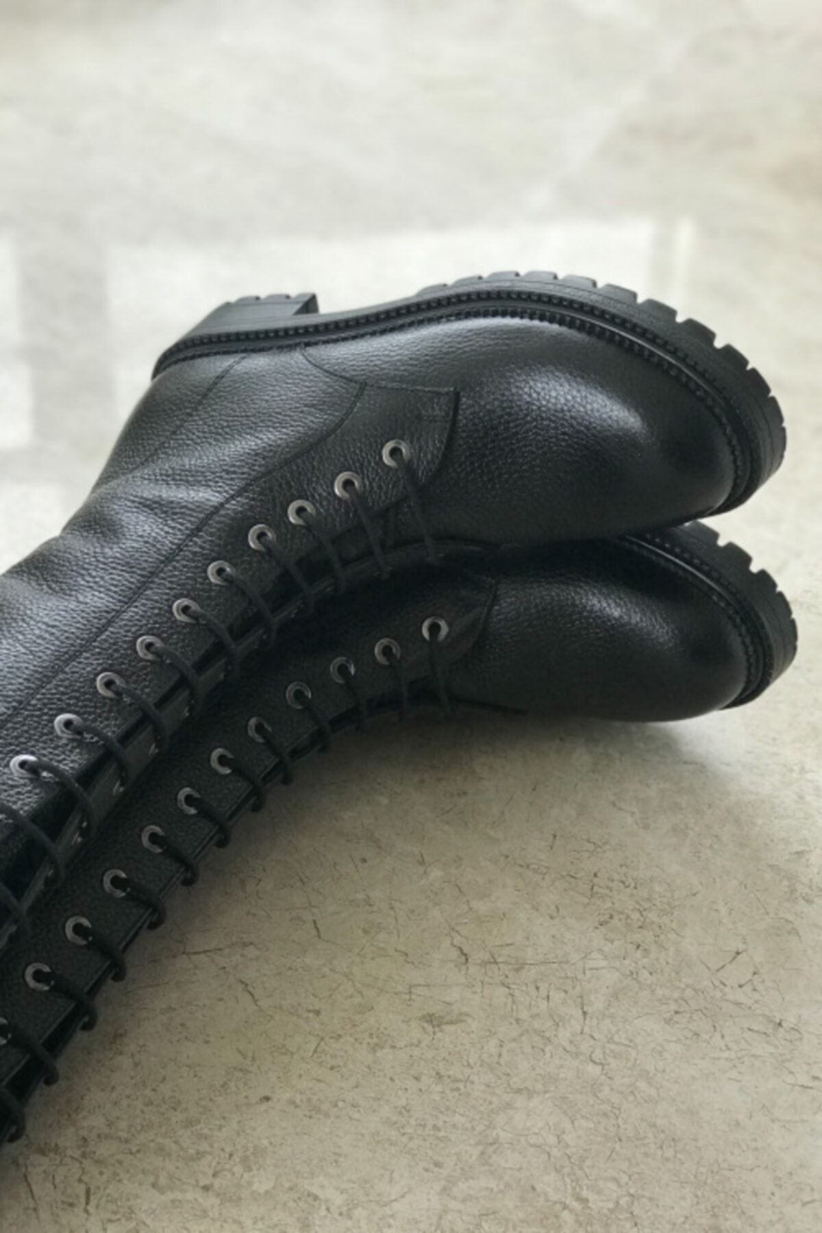 Kadın Siyah Hakiki Deri  Bağcıklı Çizme 35-40 Numara