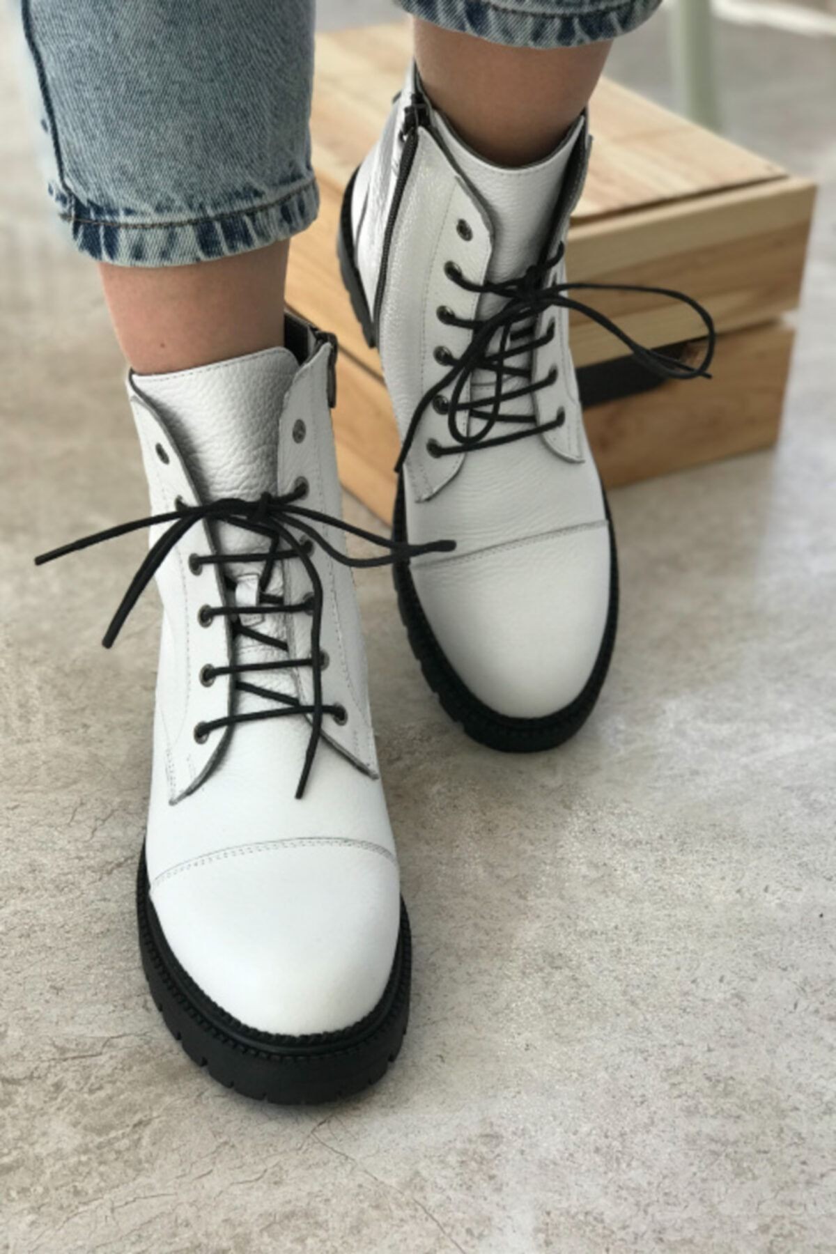 Kadın Beyaz Hakiki Deri Bağcıklı Bot & Bootie