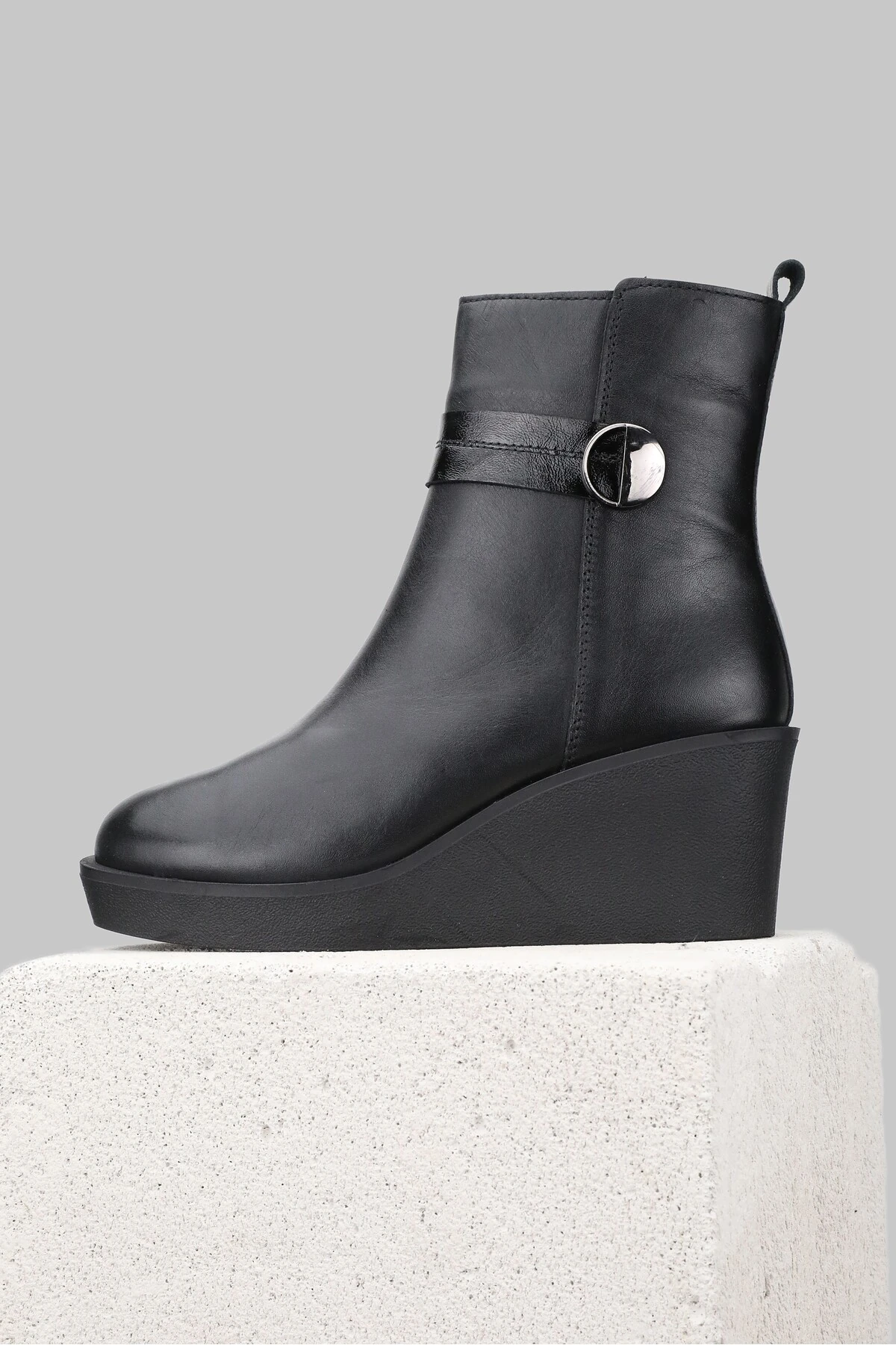 KADIN SİYAH HAKİKİ DERİ 36-41 NUMARA DOLGU ORTA TOPUKLU BİLEKTE BOT