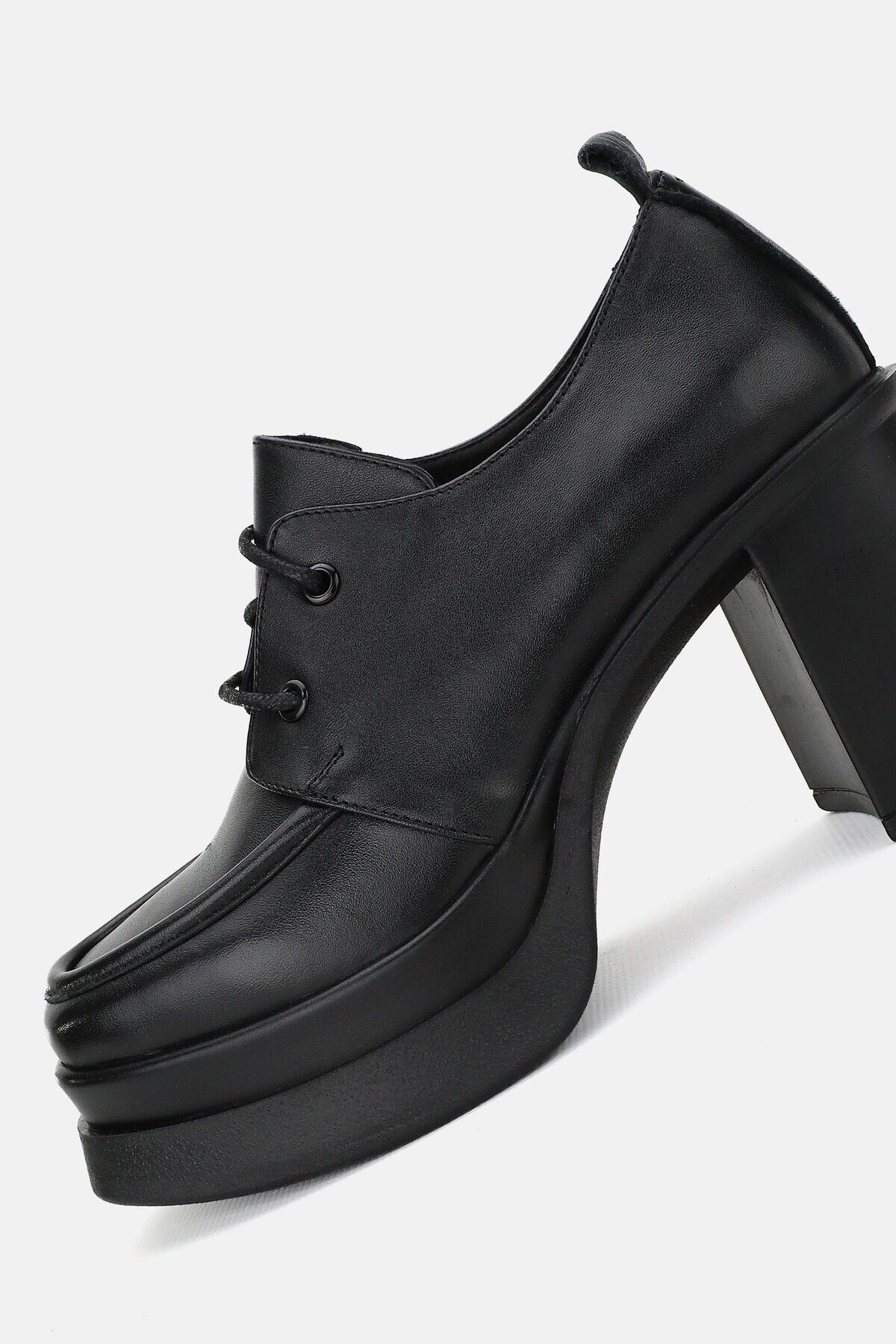 KADIN SİYAH HAKİKİ DOĞAL DERİ YÜKSEK TOPUKLU PLATFORMLU BAĞCIKLI AYAKKABI