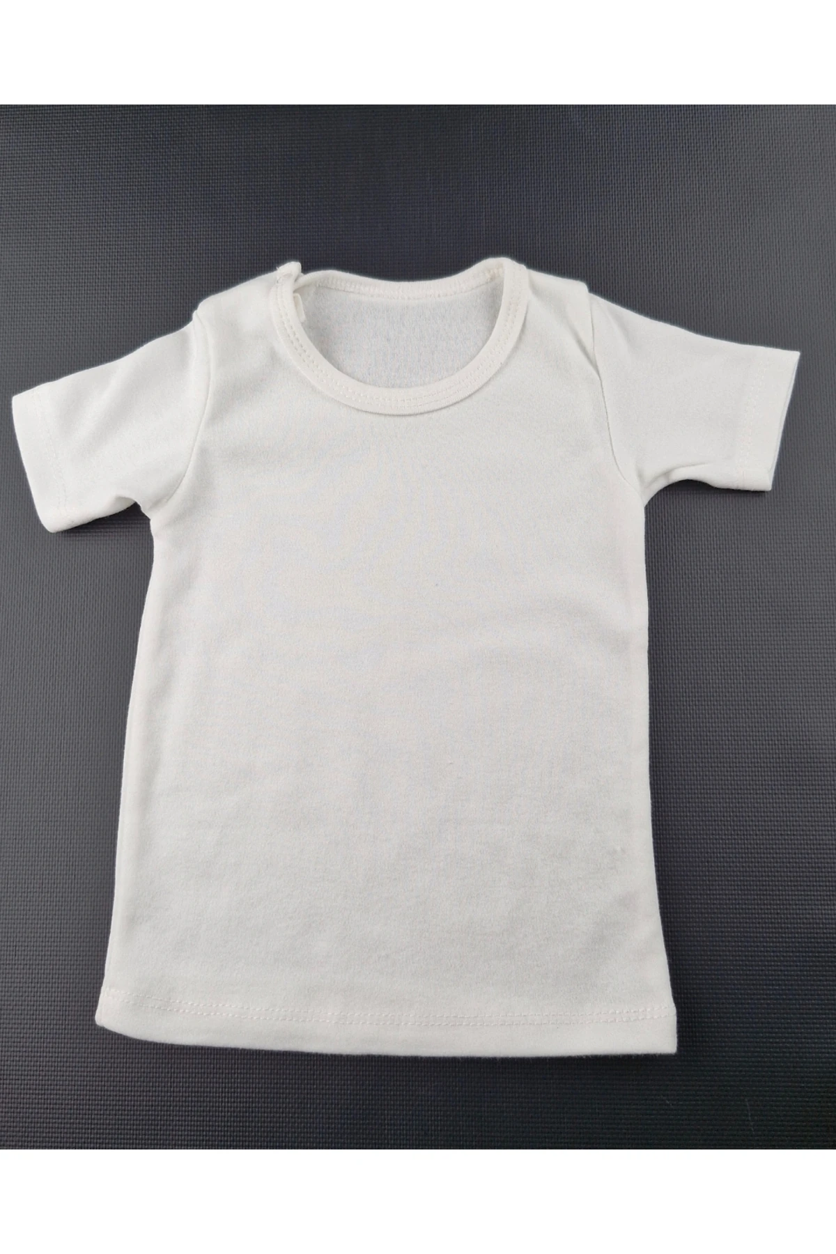 Askılı Cepli Bebek Tulum Seti – Pamuklu Beyaz Tişört ve Peluş Ayıcık Detaylı Şort Tulum