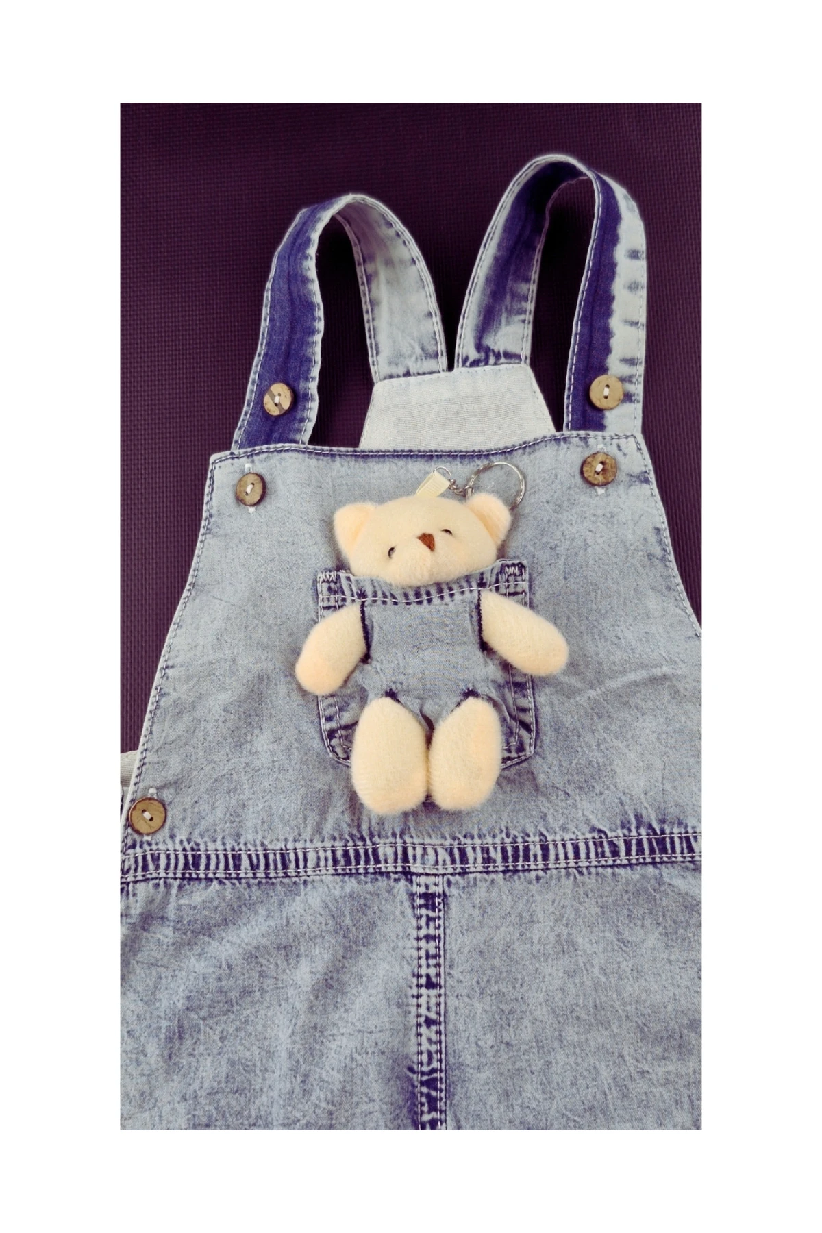 Askılı Cepli Bebek Tulum Seti – Pamuklu Beyaz Tişört ve Peluş Ayıcık Detaylı Şort Tulum