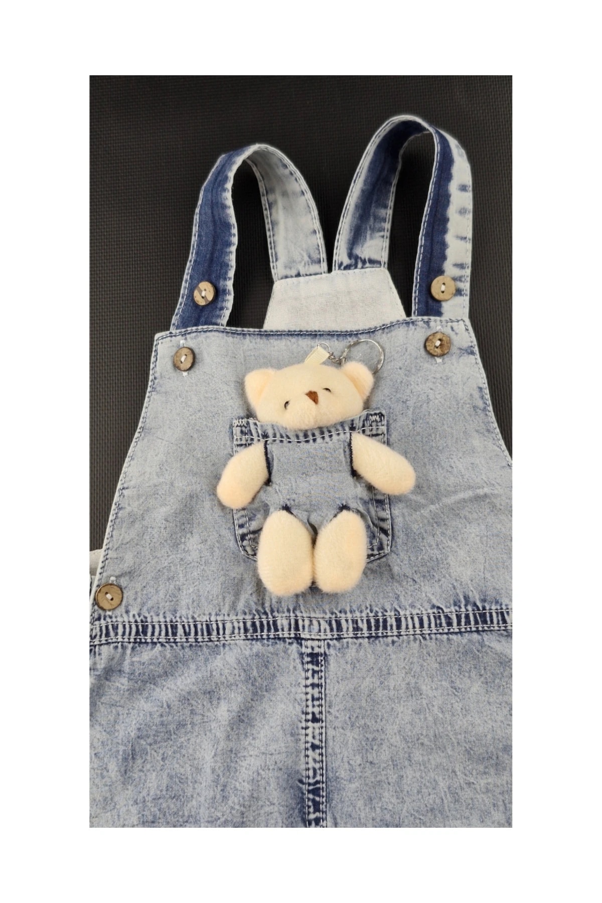 Askılı Cepli Bebek Tulum Seti – Pamuklu Beyaz Tişört ve Peluş Ayıcık Detaylı Şort Tulum