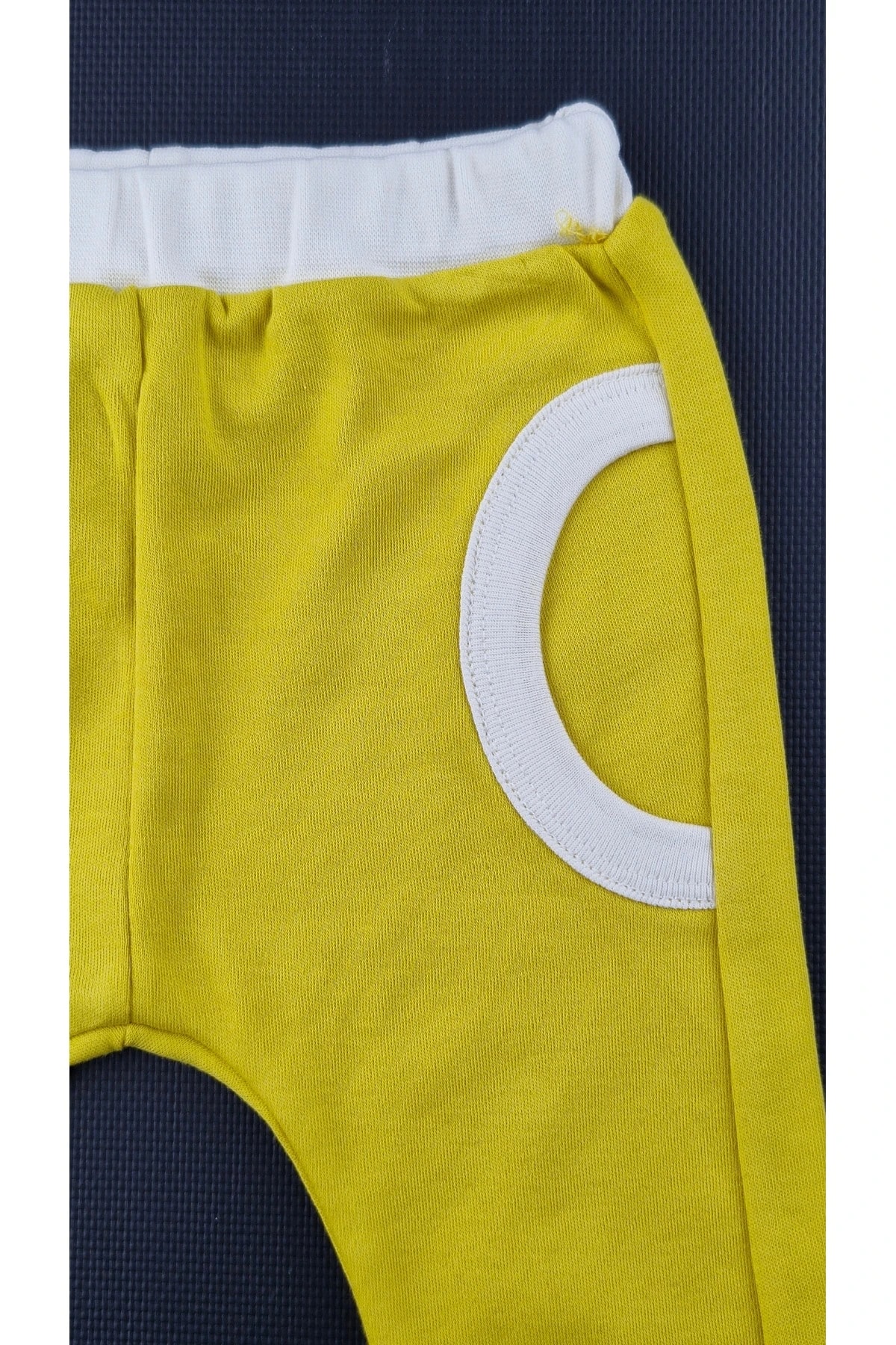 Eğlenceli Karakter Baskılı Sarı Bebek Organik Pijama Takımı