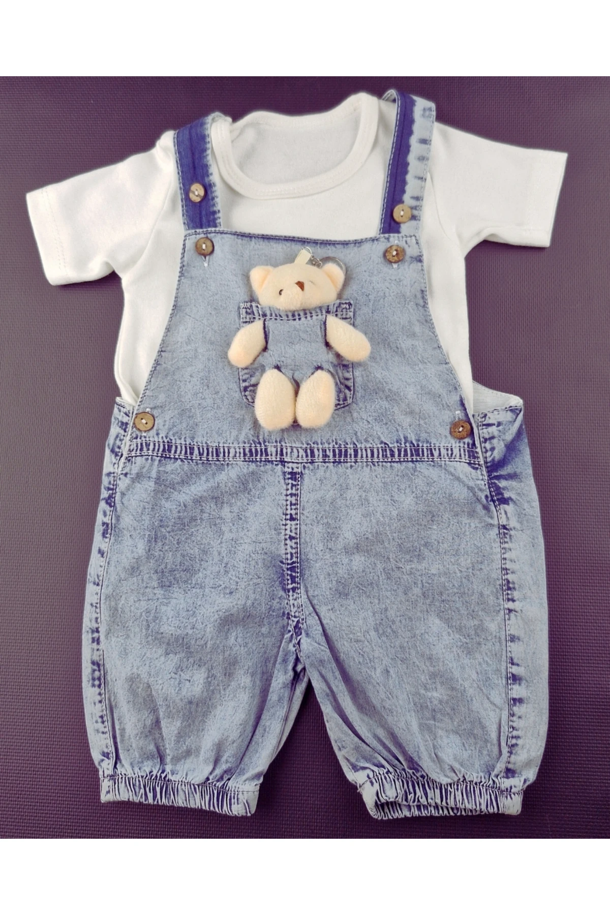 Askılı Cepli Bebek Tulum Seti – Pamuklu Beyaz Tişört ve Peluş Ayıcık Detaylı Şort Tulum