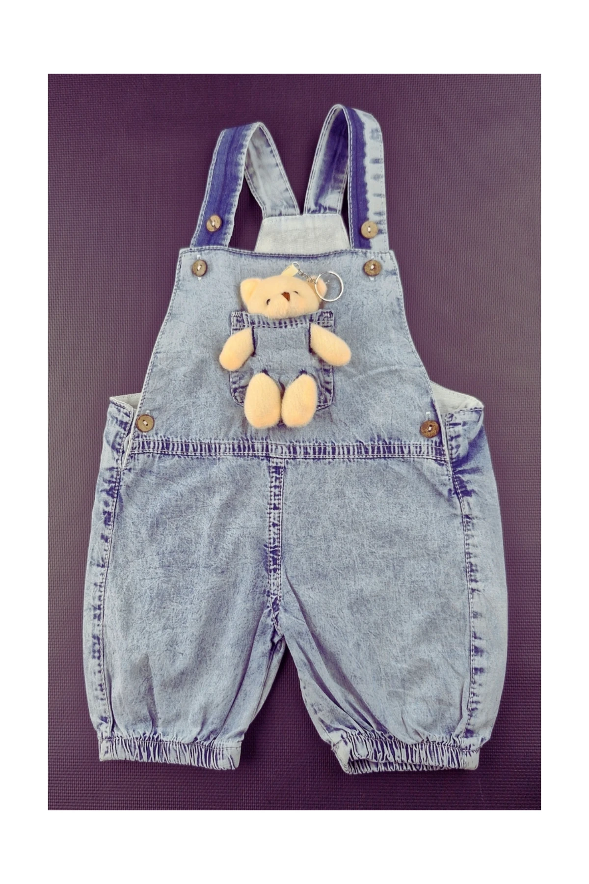 Askılı Cepli Bebek Tulum Seti – Pamuklu Beyaz Tişört ve Peluş Ayıcık Detaylı Şort Tulum