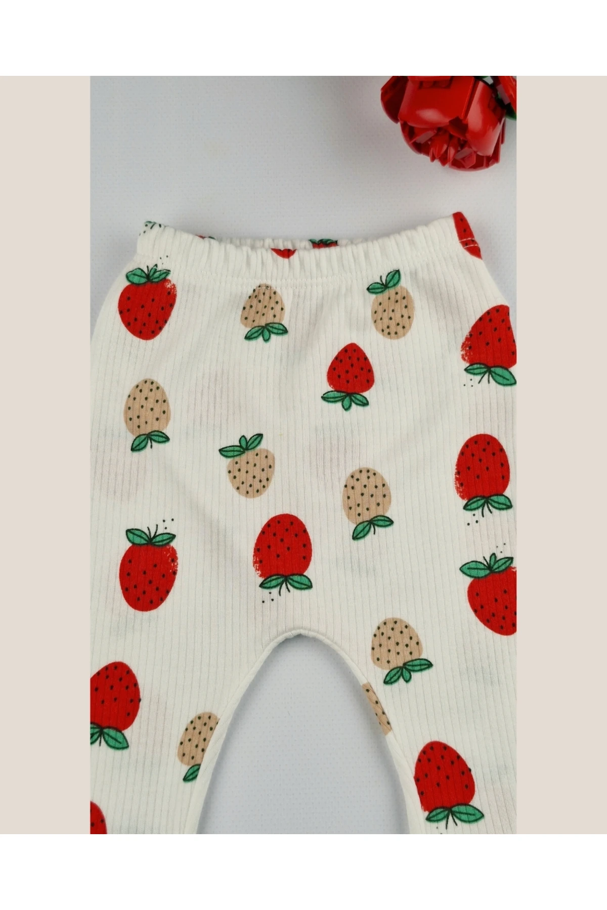 Kız Bebek Çilek Desenli Pamuklu Takım – Uzun Kollu Body ve Alt 0-9 Ay