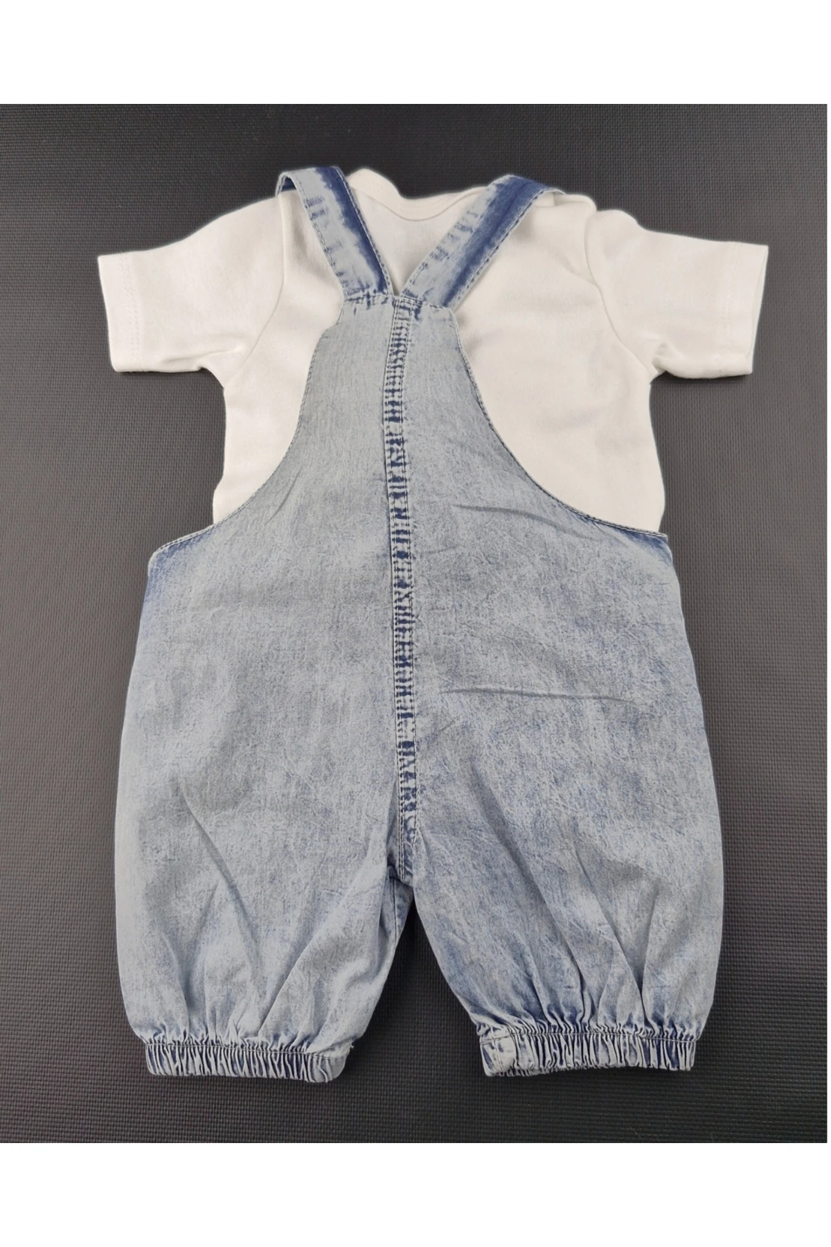 Askılı Cepli Bebek Tulum Seti – Pamuklu Beyaz Tişört ve Peluş Ayıcık Detaylı Şort Tulum