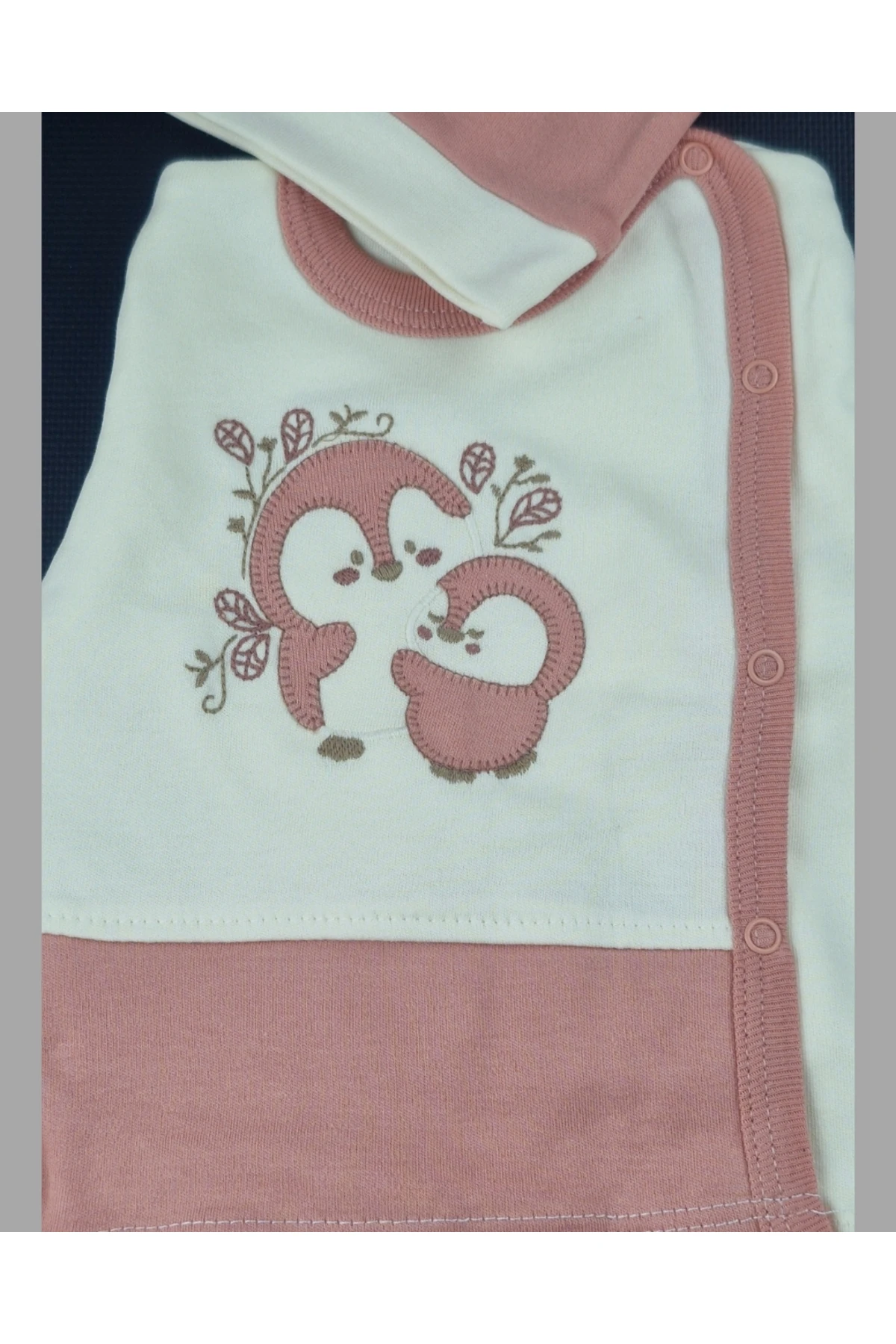 Asliva Kız Bebek 3’lü Zıbın Takımı – Krem & Gül Kurusu Pembe – Penguen Desenli – %100 Pamuk – 0-3 Ay