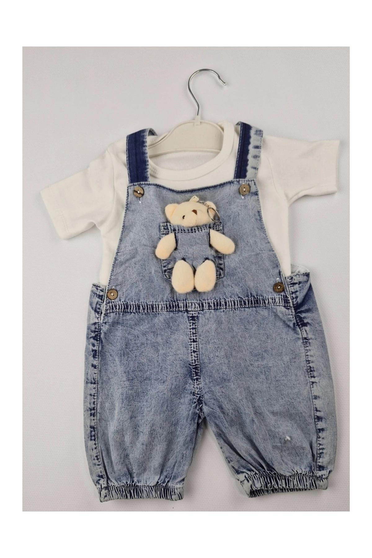 Askılı Cepli Bebek Tulum Seti – Pamuklu Beyaz Tişört ve Peluş Ayıcık Detaylı Şort Tulum