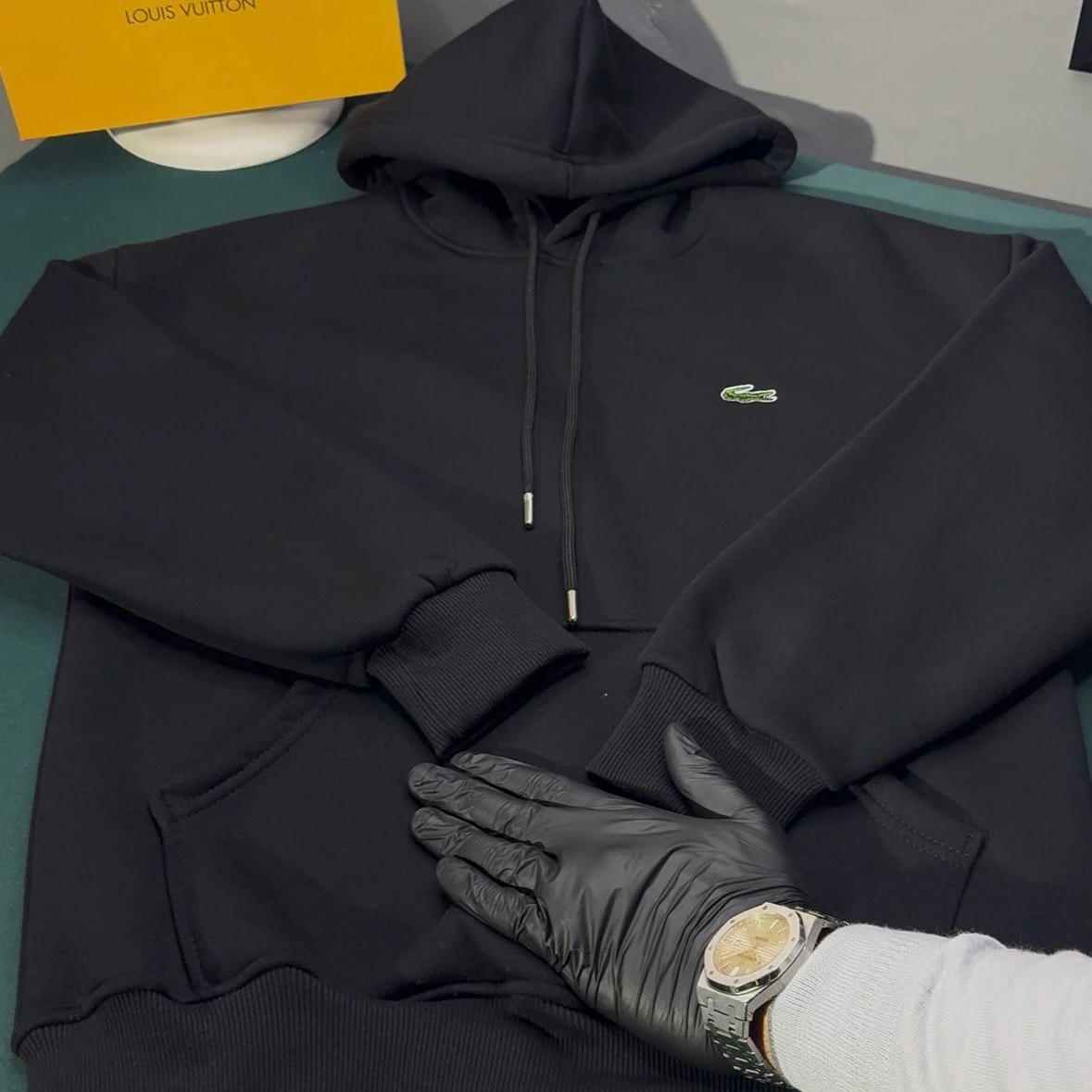 LACOSTE ÜÇ İPLİK ŞARDONLU KAPÜŞONLU SWEATSHİRT - SİYAH