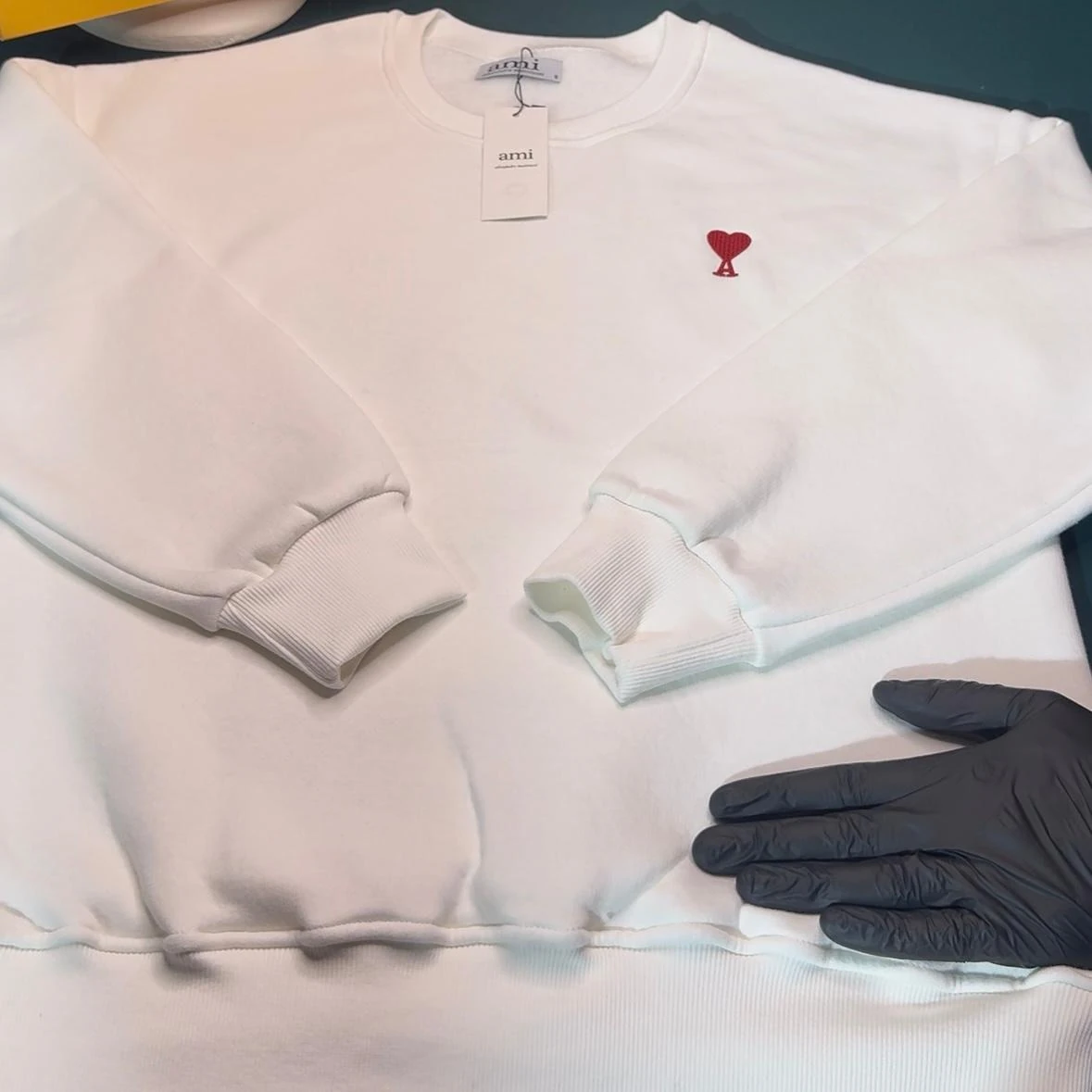 AMİ ÜÇ İPLİK ŞARDONLU BİSİKLET YAKA SWEATSHİRT - BEYAZ