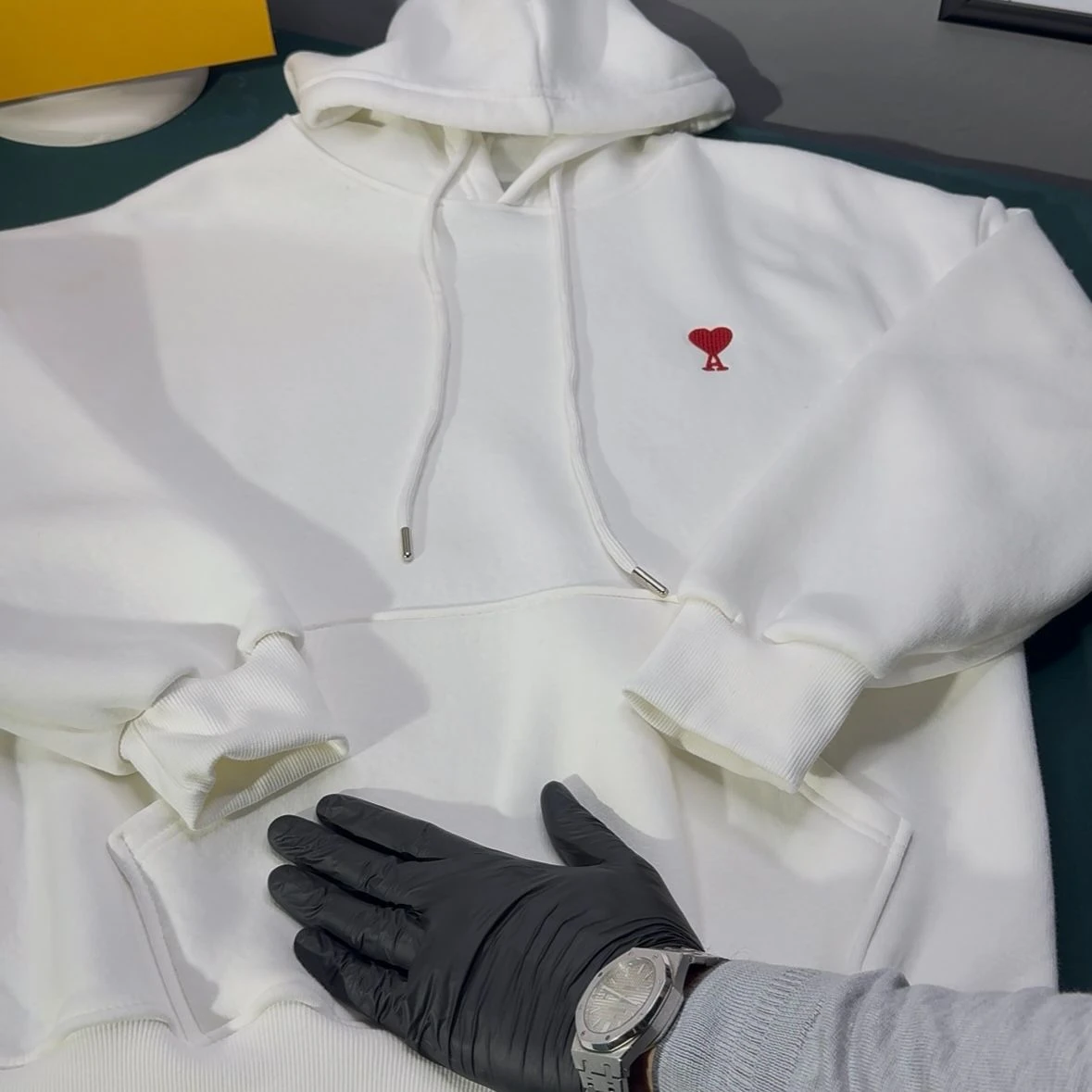 AMİ ÜÇ İPLİK ŞARDONLU KAPÜŞONLU SWEATSHİRT - BEYAZ