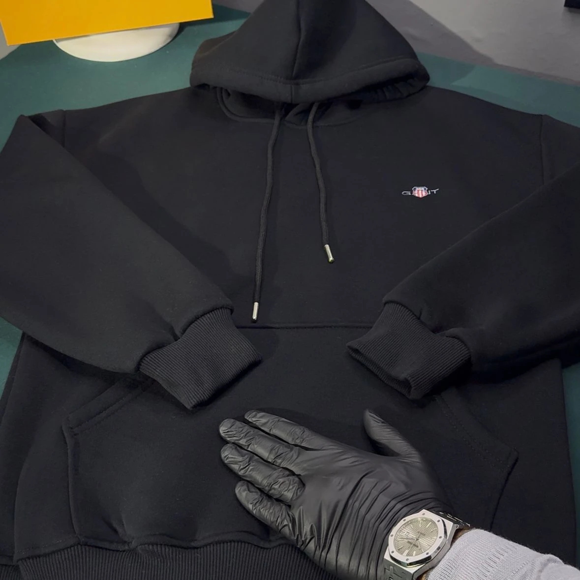 GANT ÜÇ İPLİK ŞARDONLU KAPÜŞONLU SWEATSHİRT - SİYAH