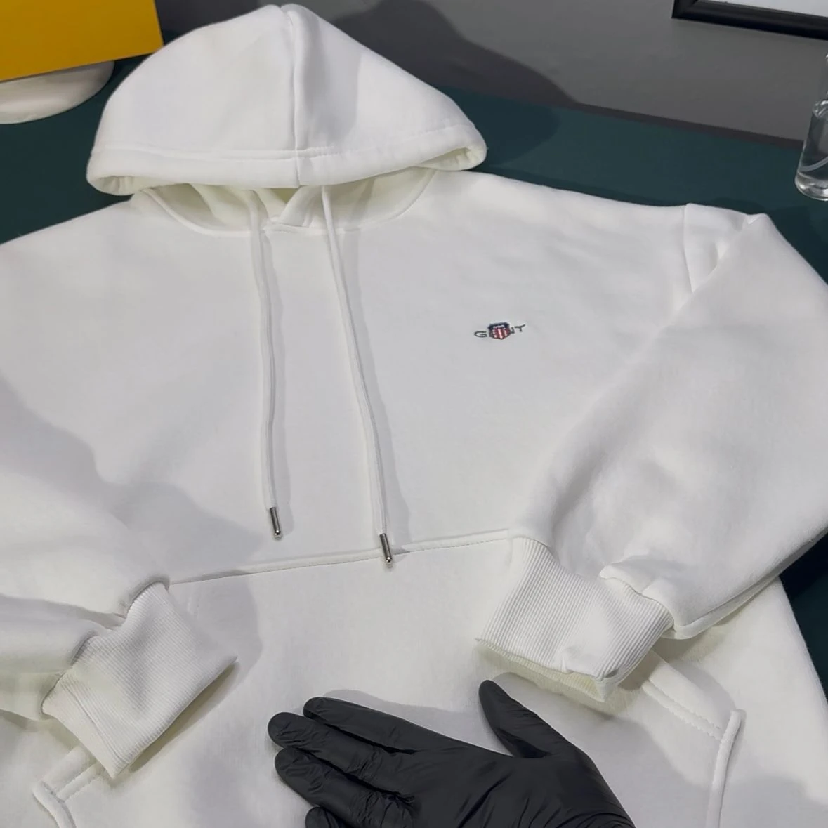 GANT ÜÇ İPLİK ŞARDONLU KAPÜŞONLU SWEATSHİRT - BEYAZ