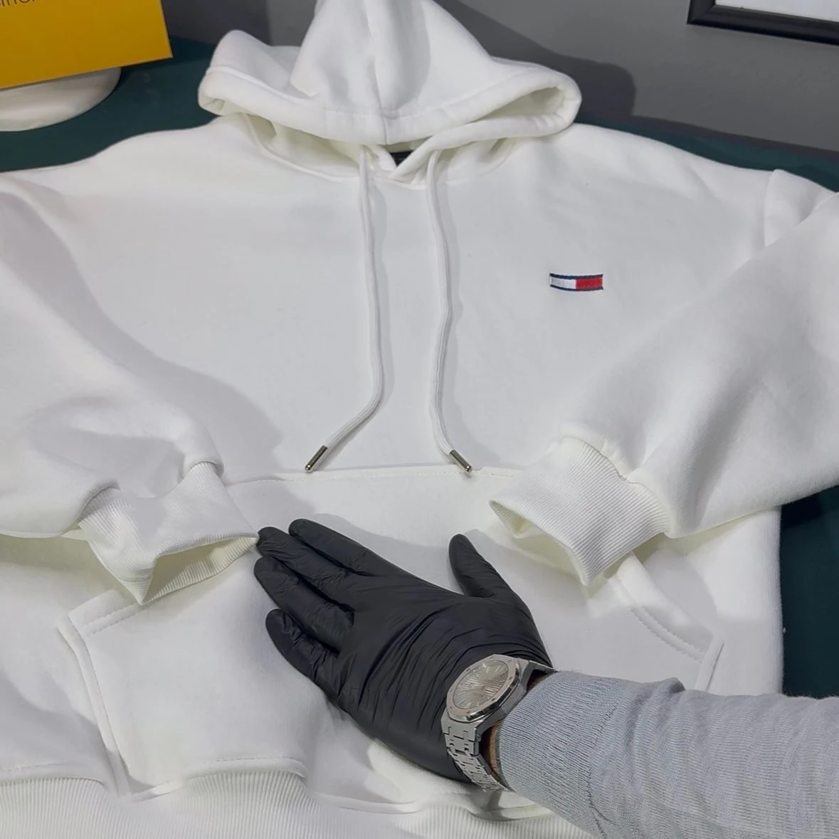 TOMMY ÜÇ İPLİK ŞARDONLU KAPÜŞONLU SWEATSHİRT - BEYAZ