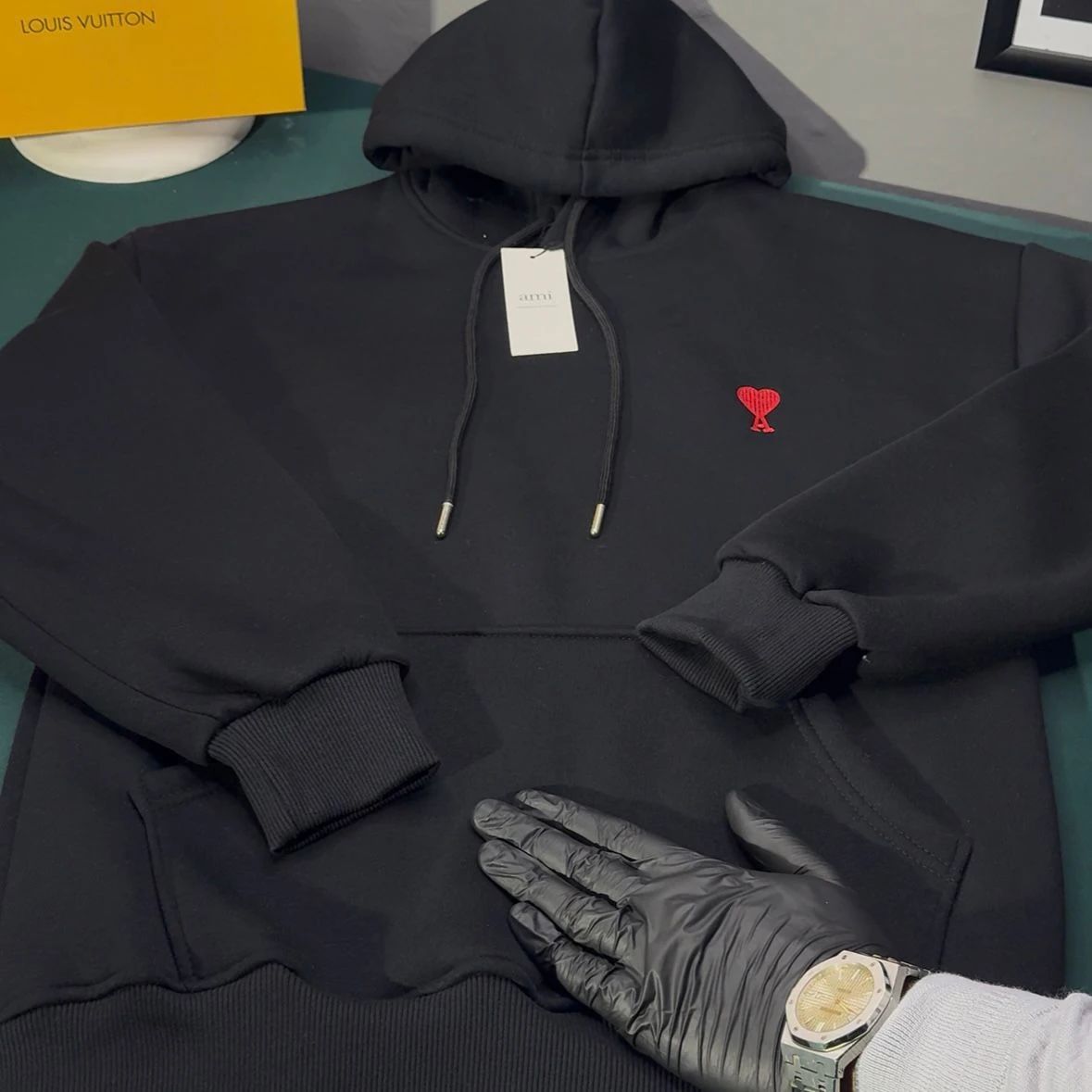 AMİ ÜÇ İPLİK ŞARDONLU KAPÜŞONLU SWEATSHİRT - SİYAH