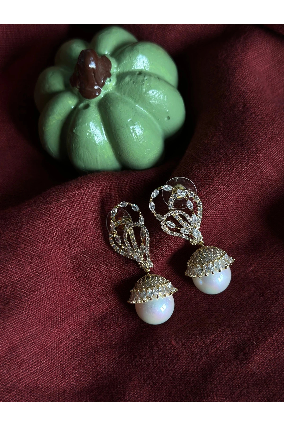 Taç Formlu Taşlı İnci Küpe