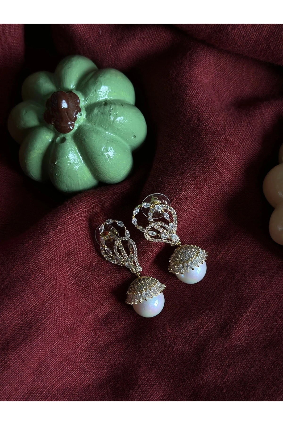 Taç Formlu Taşlı İnci Küpe