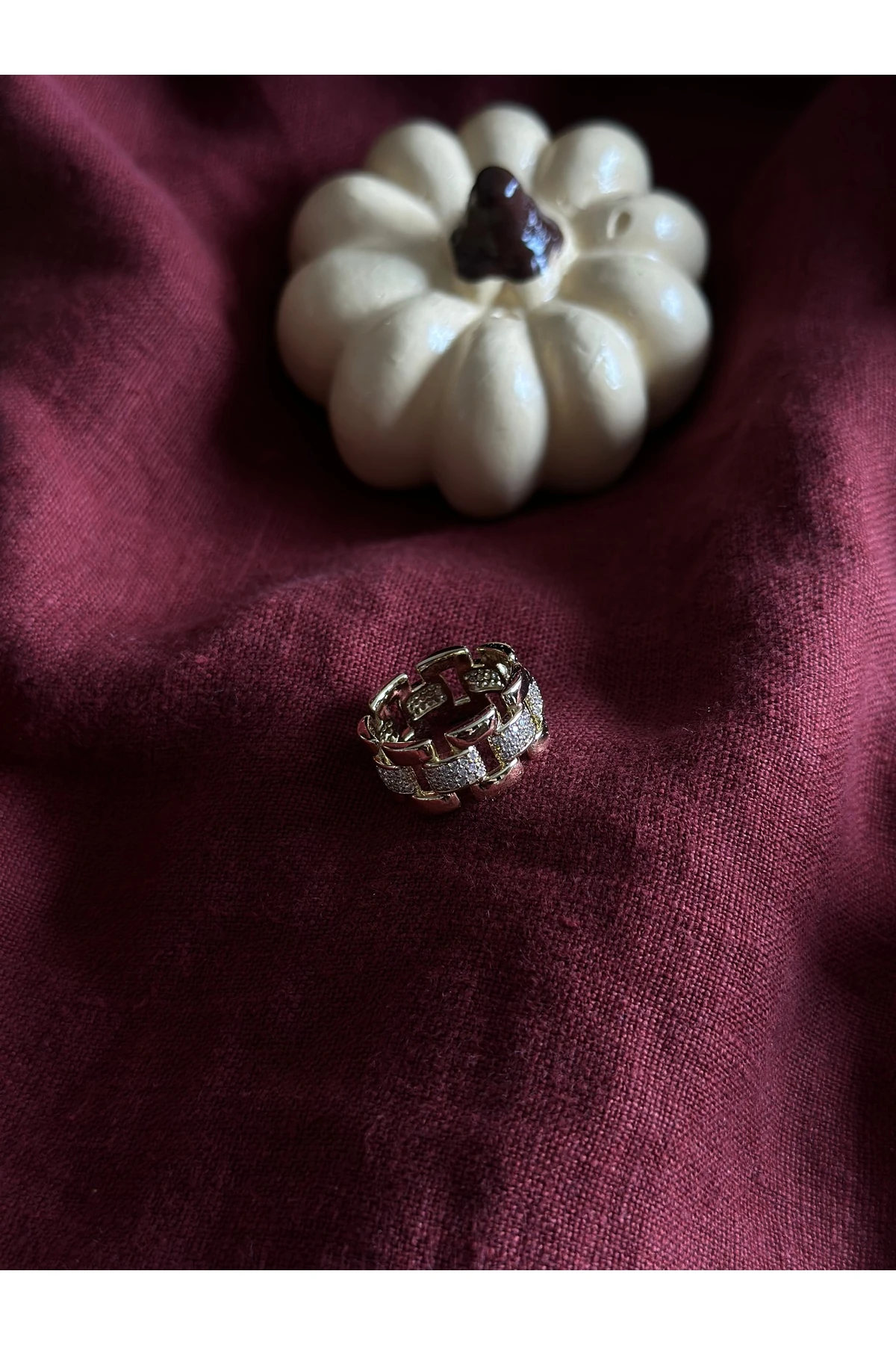 Geniş Formlu Taşlı Gold Yüzük