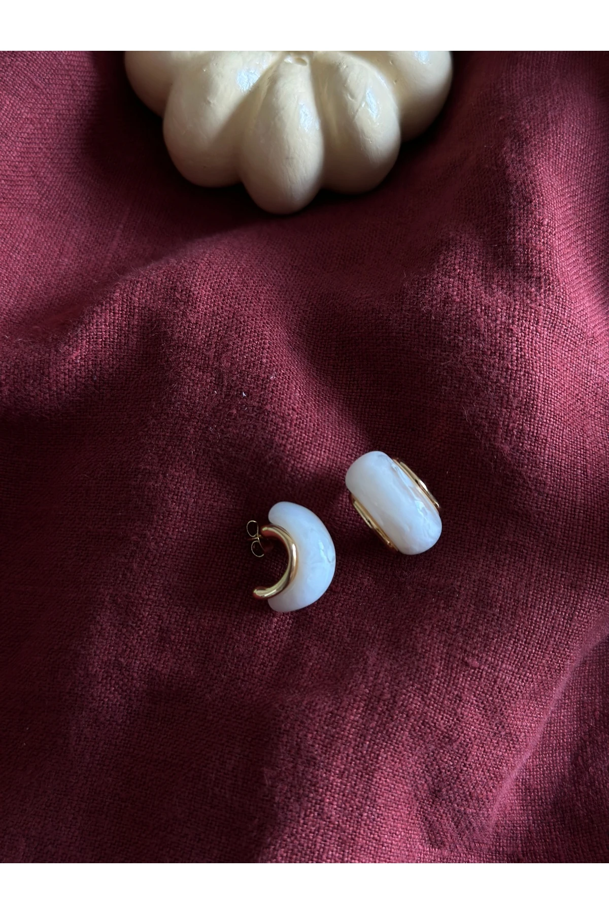 Beyaz Damla Formlu Küpe