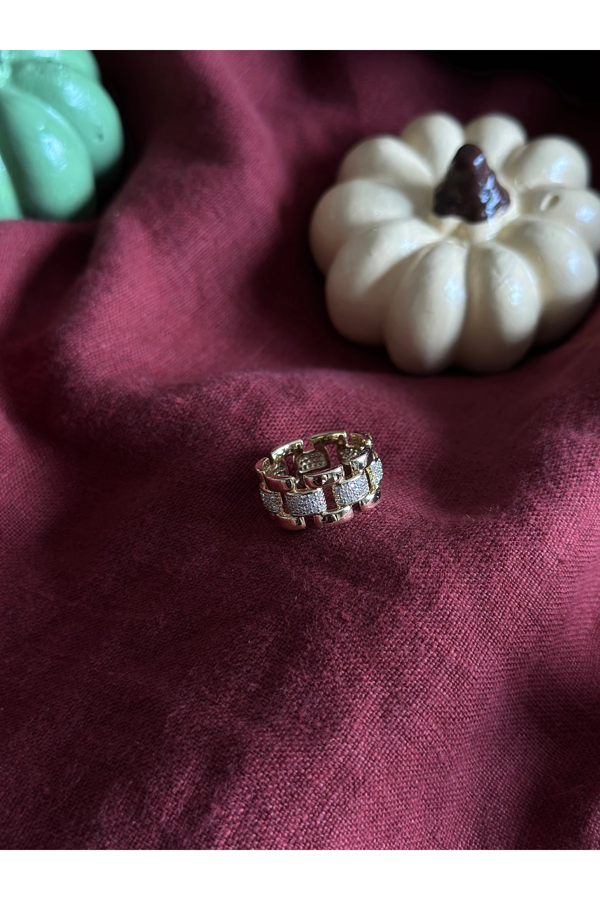 Geniş Formlu Taşlı Gold Yüzük