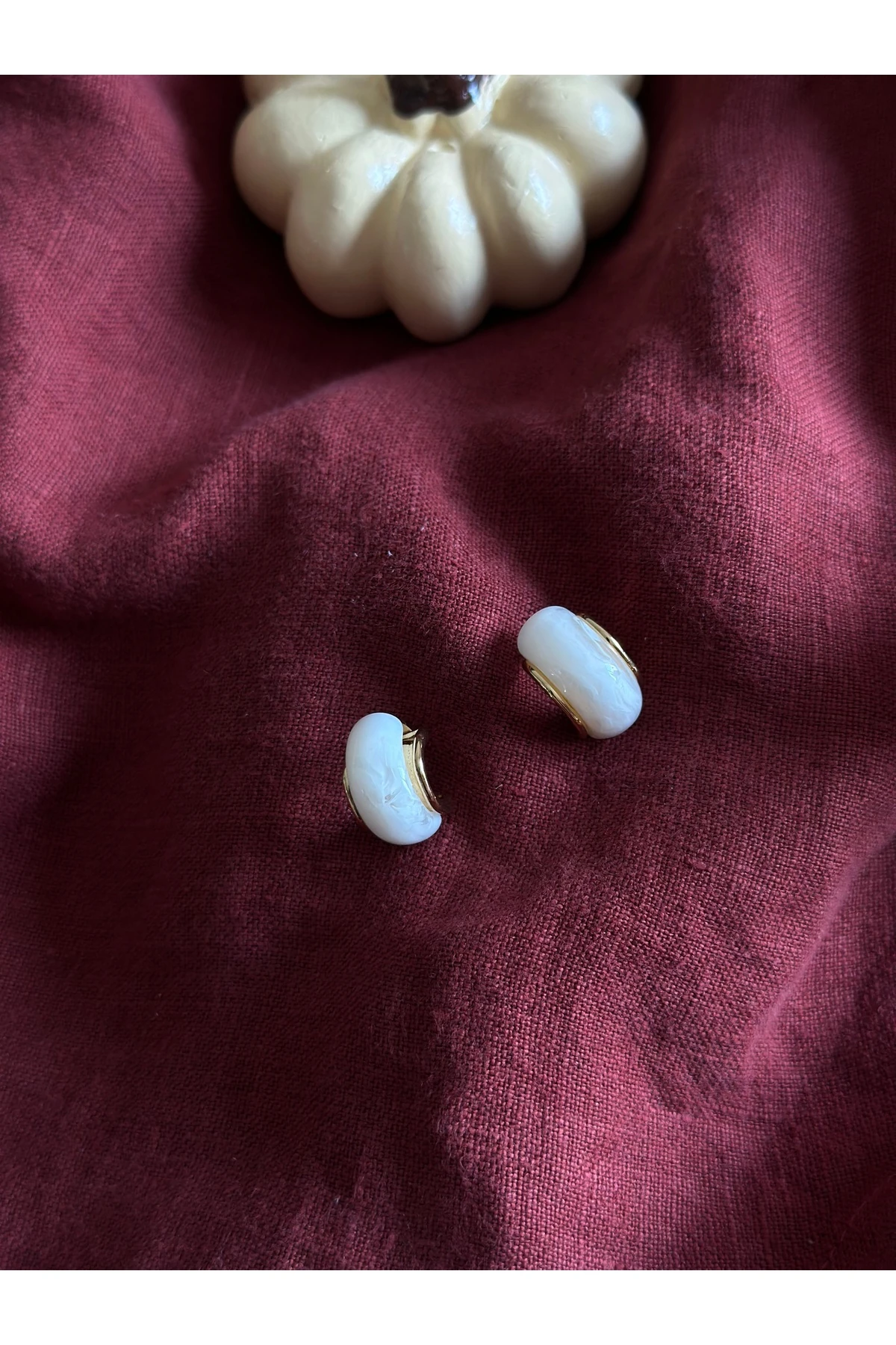 Beyaz Damla Formlu Küpe