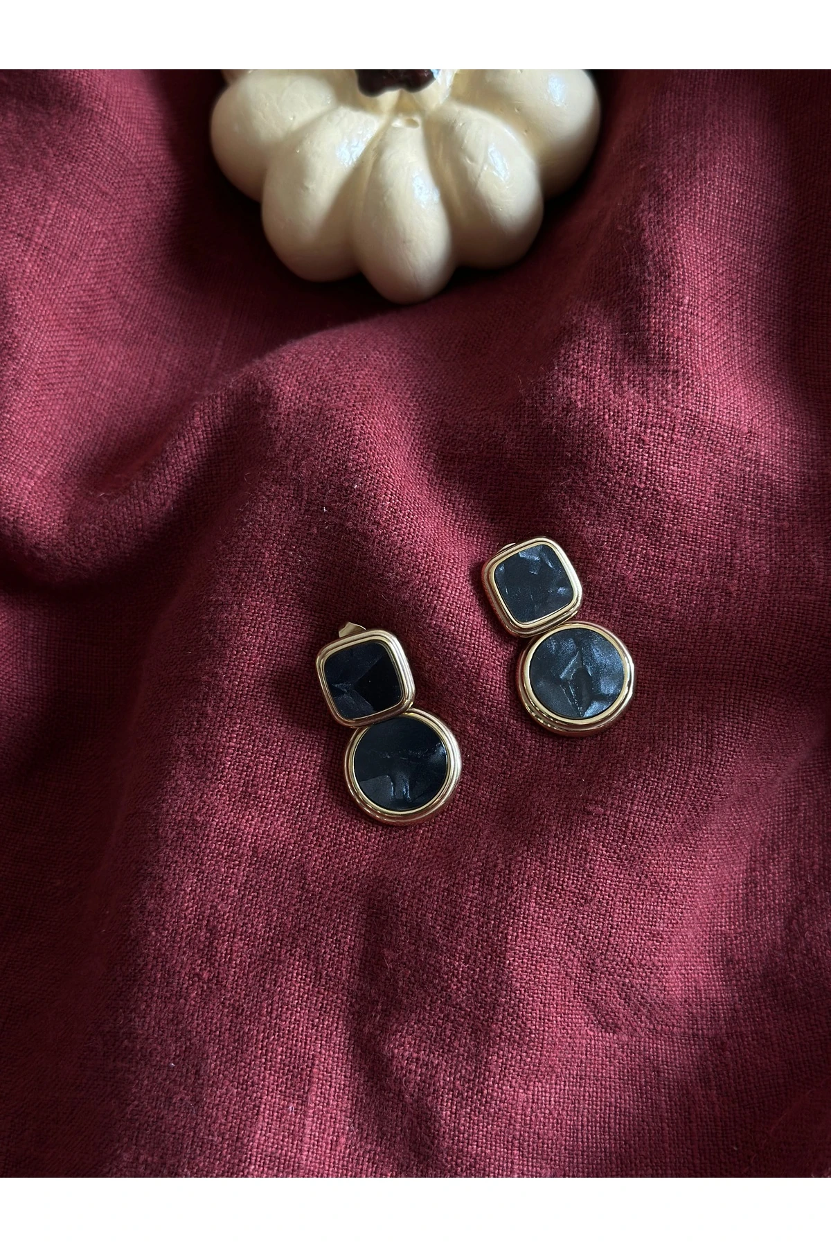 Siyah Taşlı Gold Küpe