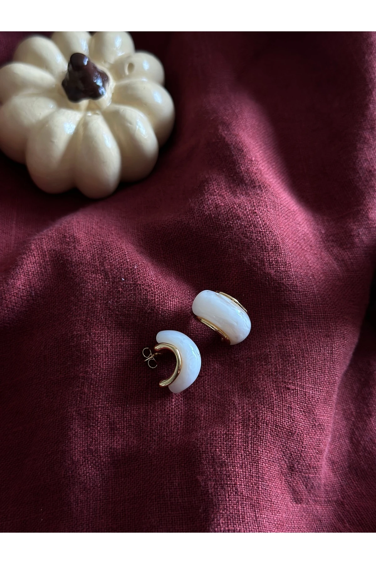 Beyaz Damla Formlu Küpe