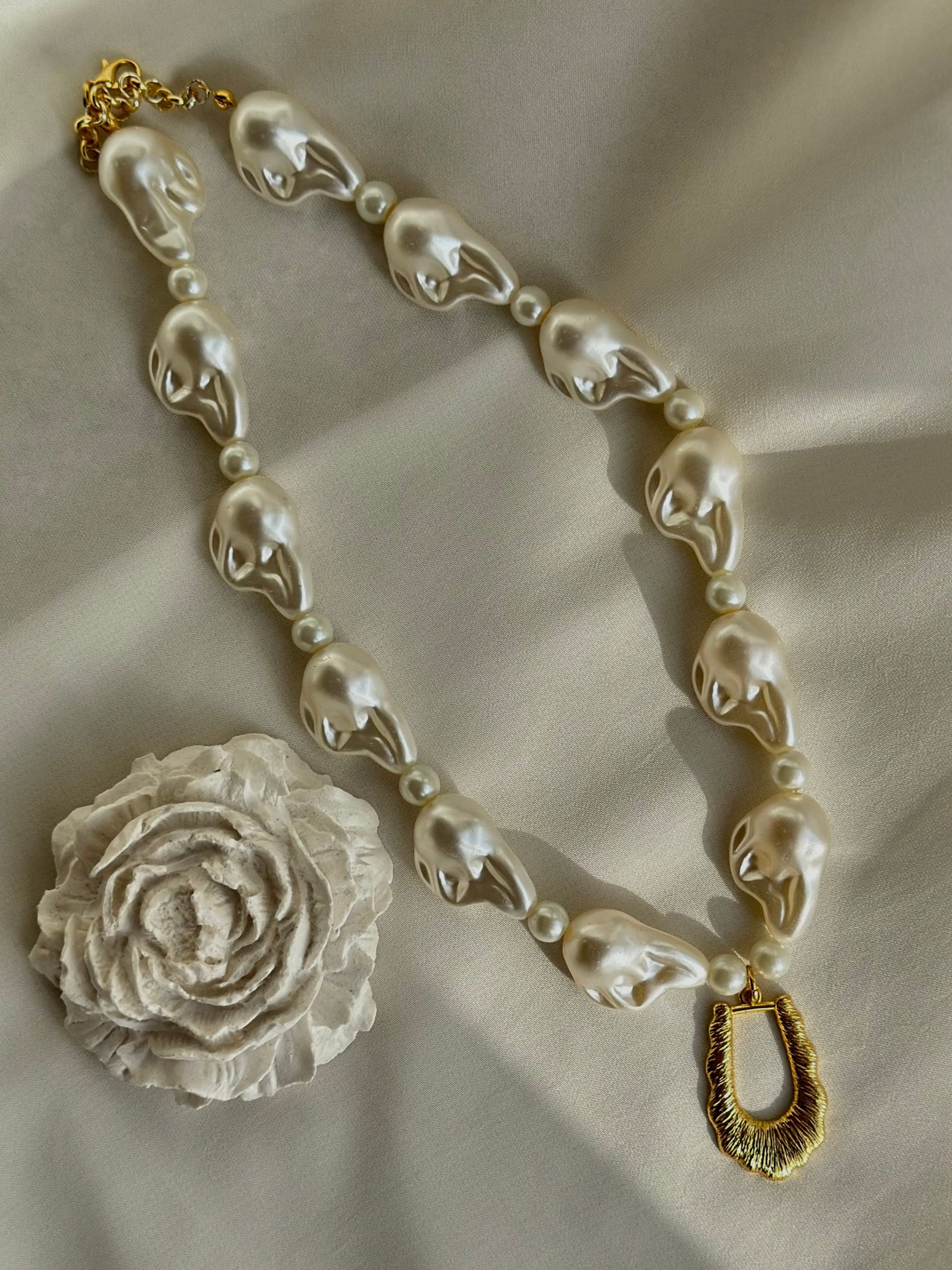 Barok İnci Gold Charm Uçlu Kolye