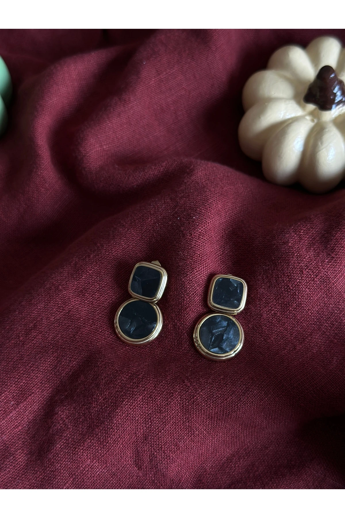 Siyah Taşlı Gold Küpe